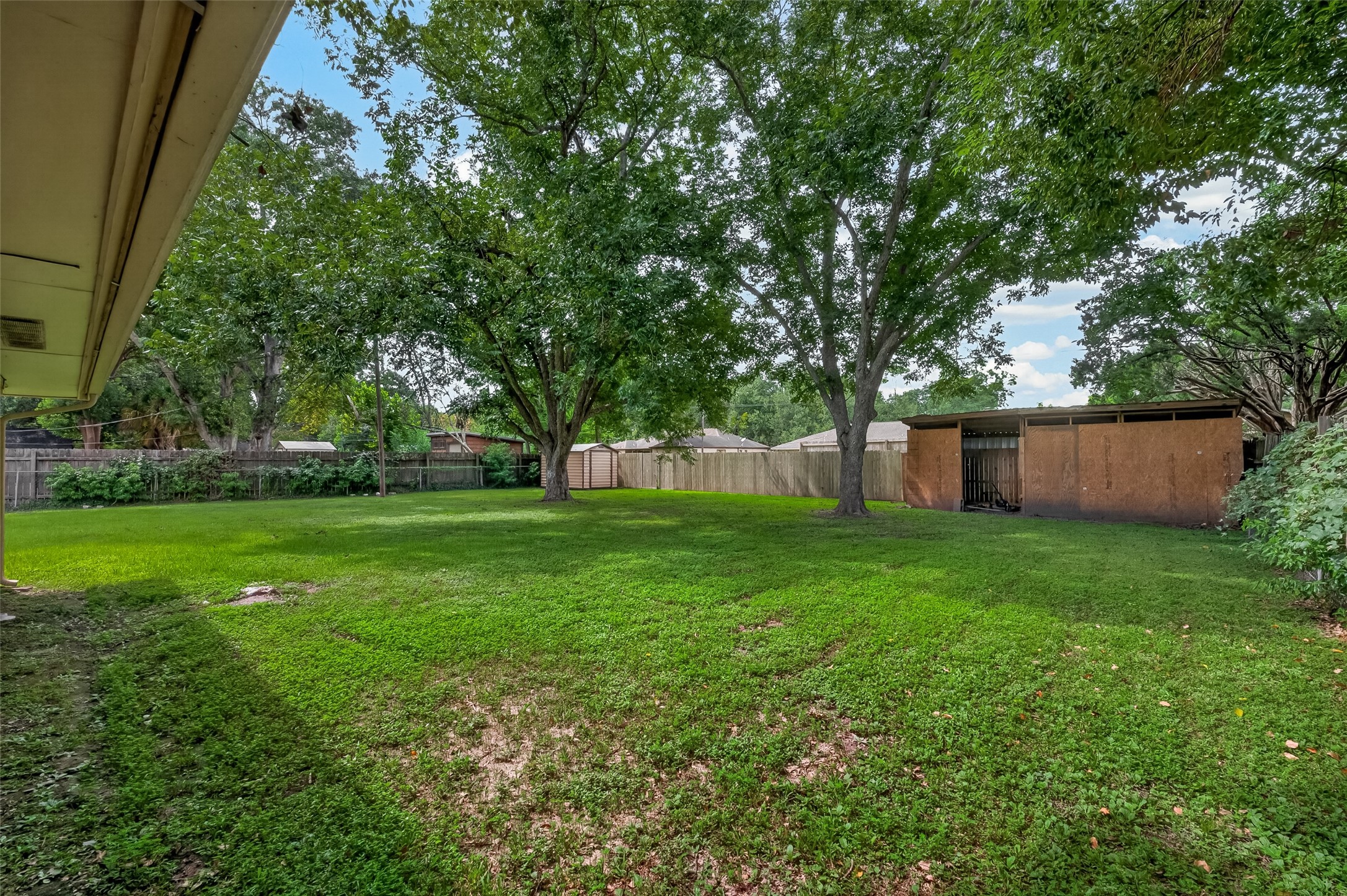 Backyard with back access for parking large boats or rv