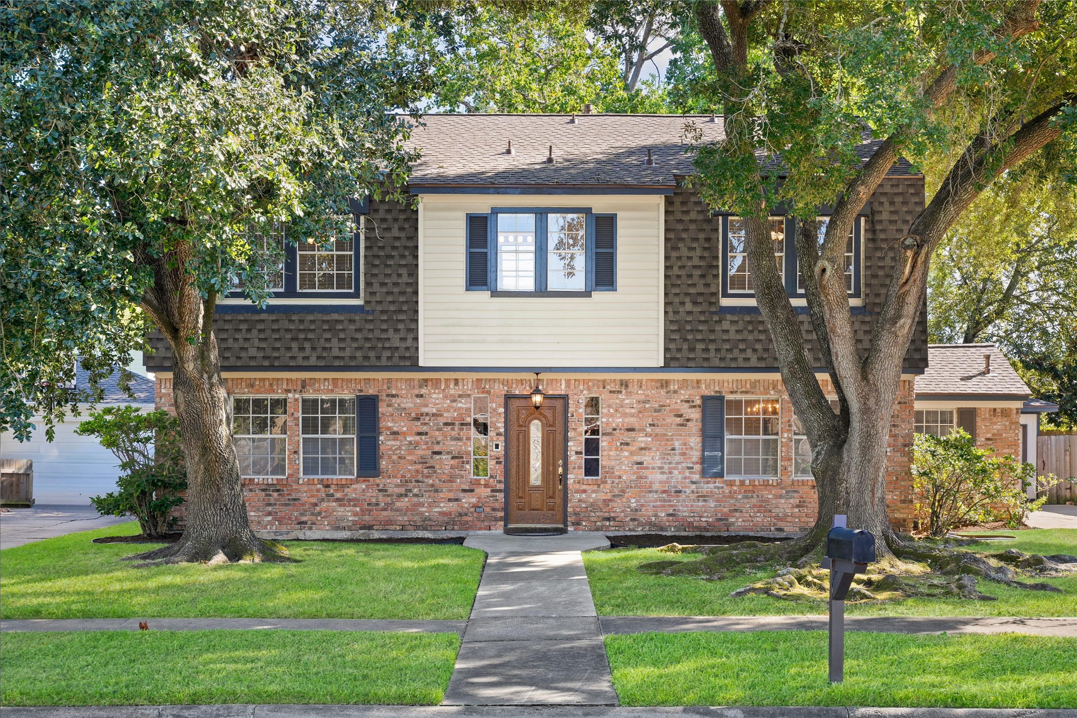 Welcome to 16418 Heatherdale Drive in Clear Lake City.