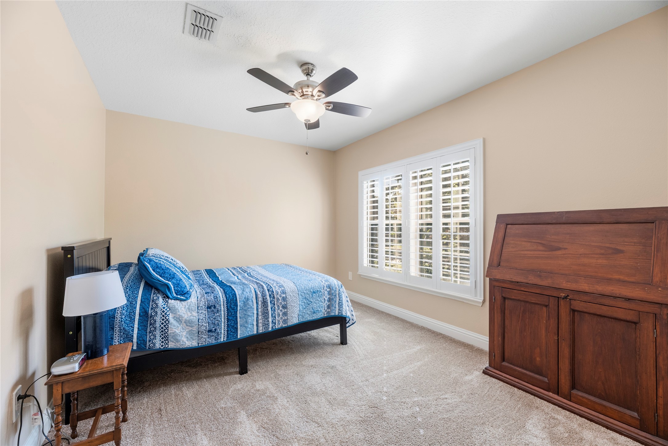 Secondary bedroom.