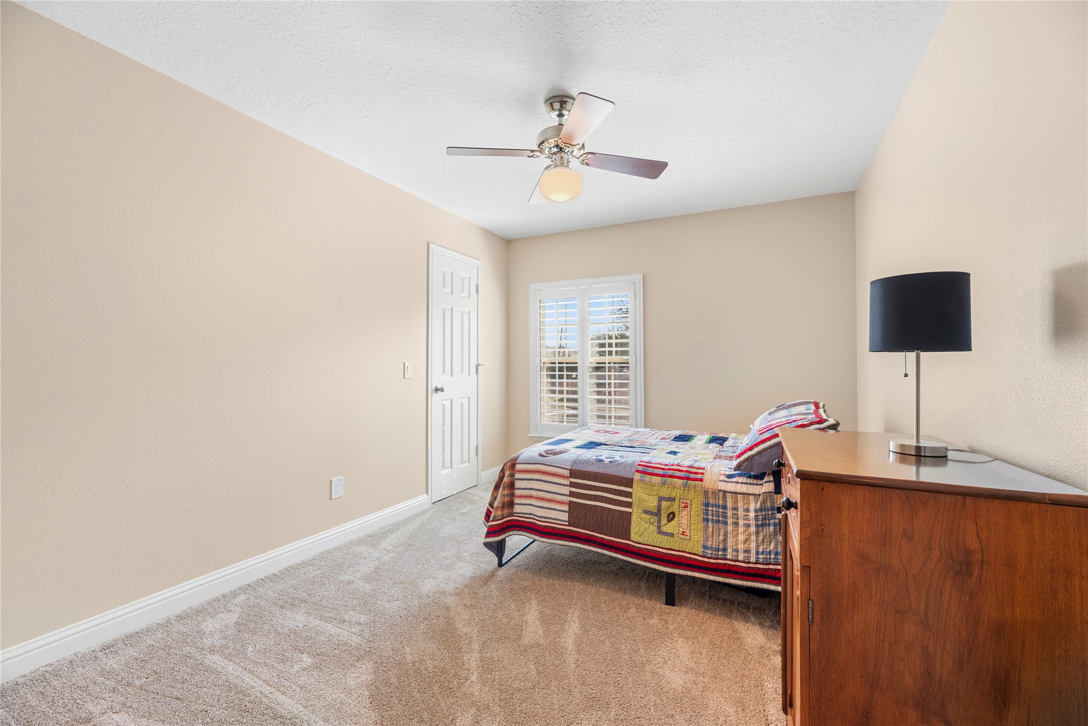 Secondary bedroom.