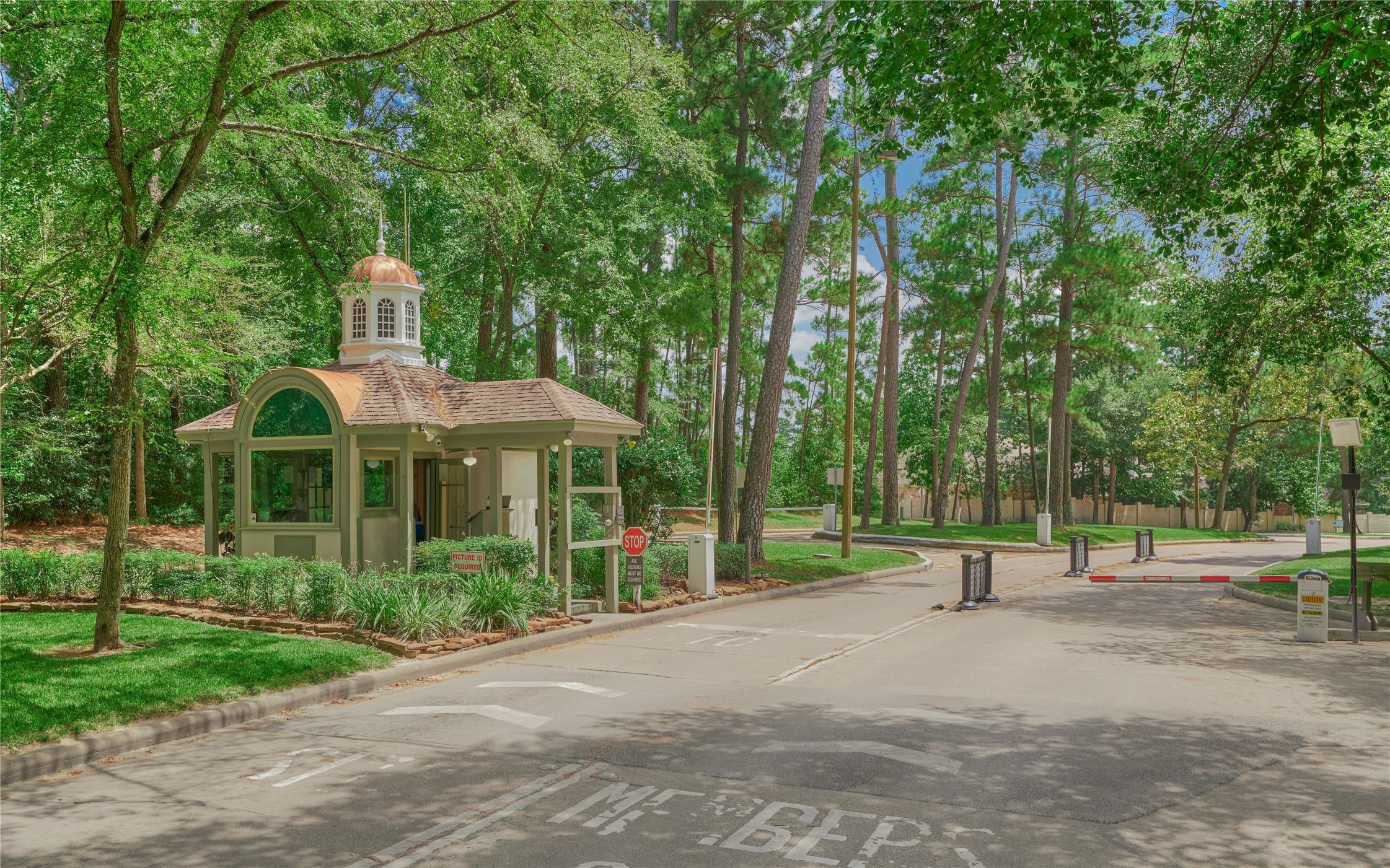 Exclusive 24-hour manned entrance with controlled access