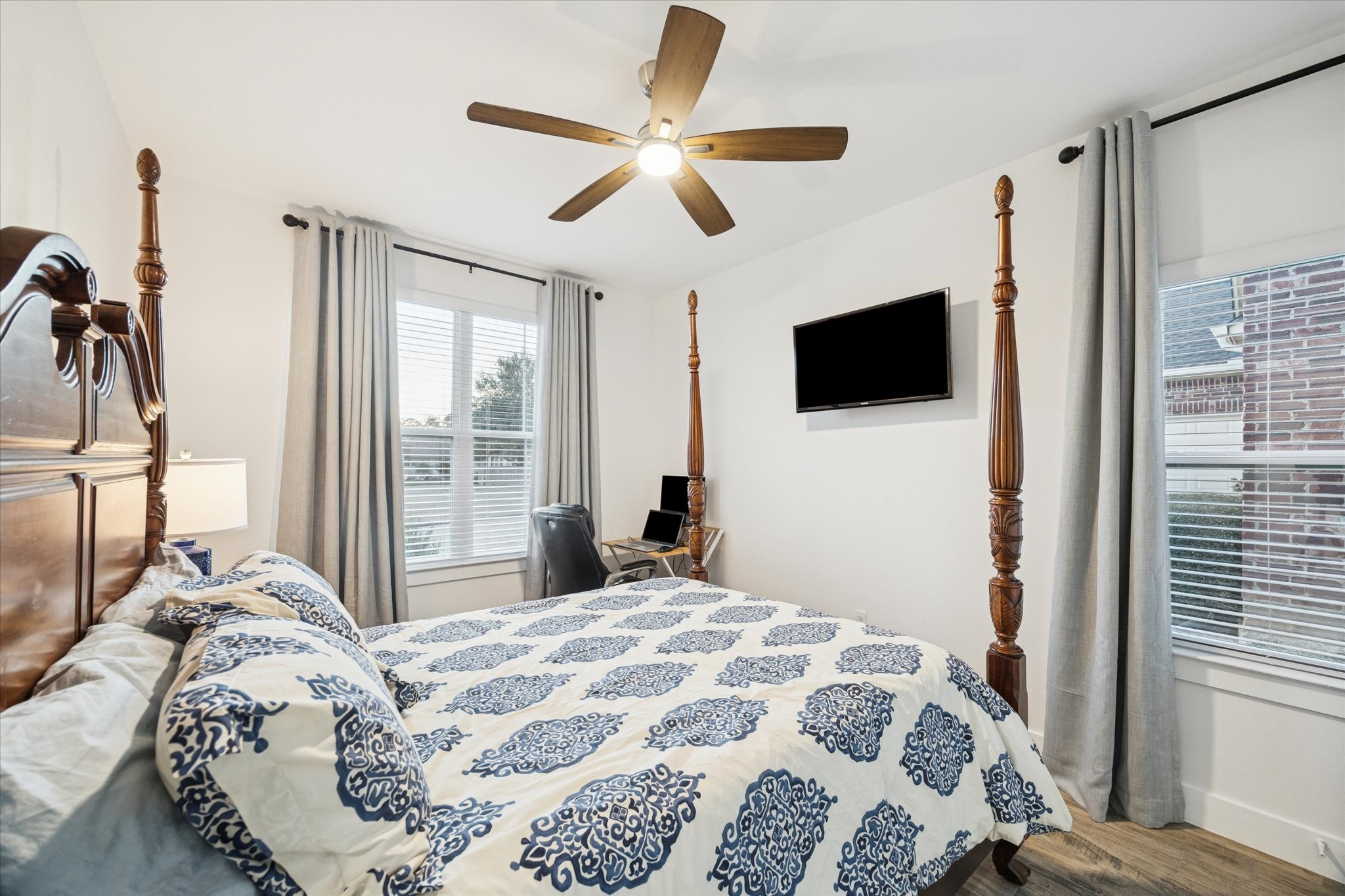 This secondary bedroom is spacious and filled with abundant natural light from the large windows. The generous layout provides comfort and privacy, making it an ideal space for family members or guests to stay and relax.