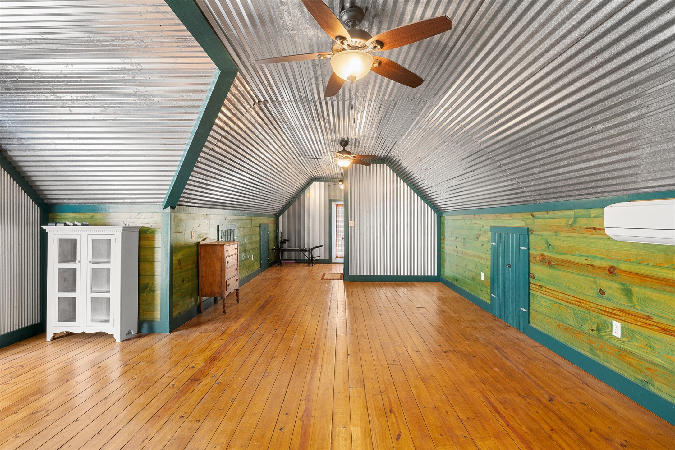 Above the garage, an open 625-square-foot apartment offers wood floors and flexible space for guests, work or creativity.
