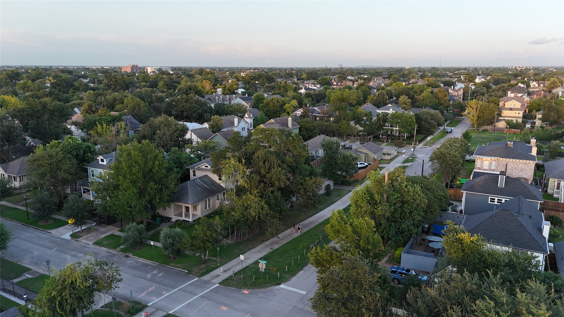 Direct access to the Heights Hike and Bike Trail makes it easy to explore the neighborhood on foot or by bike, connecting residents to parks, dining, coffee shops and some of the Heights most loved destinations.