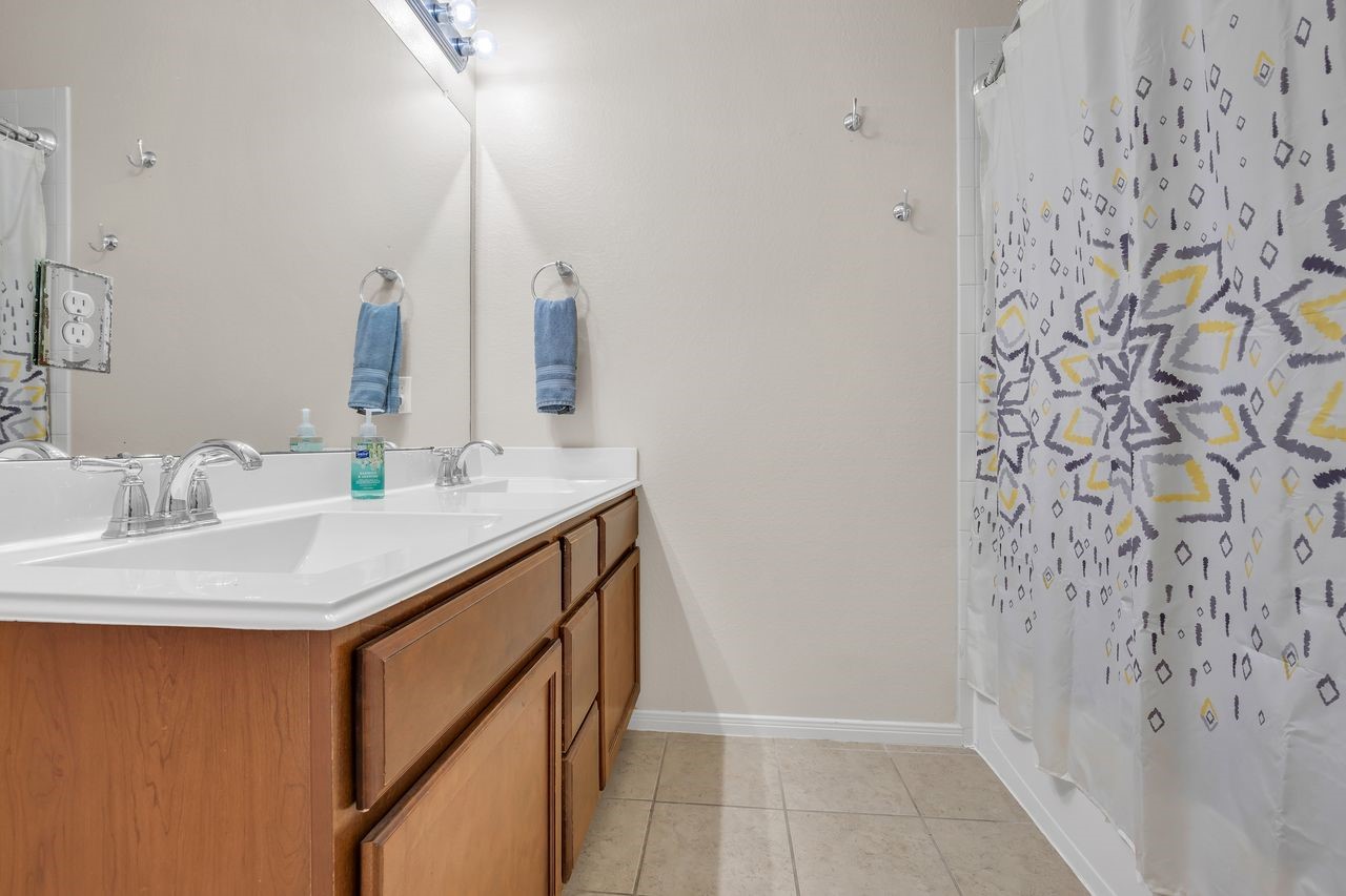680 Cumberland Ridge Lane, League City, TX 77573