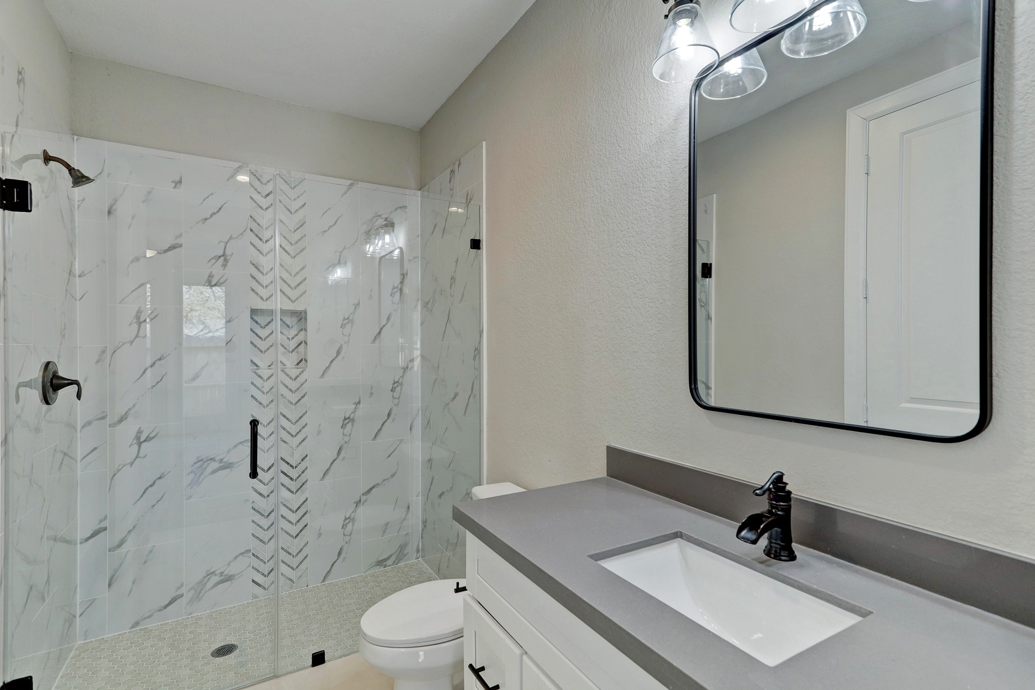 Lovely secondary bathroom