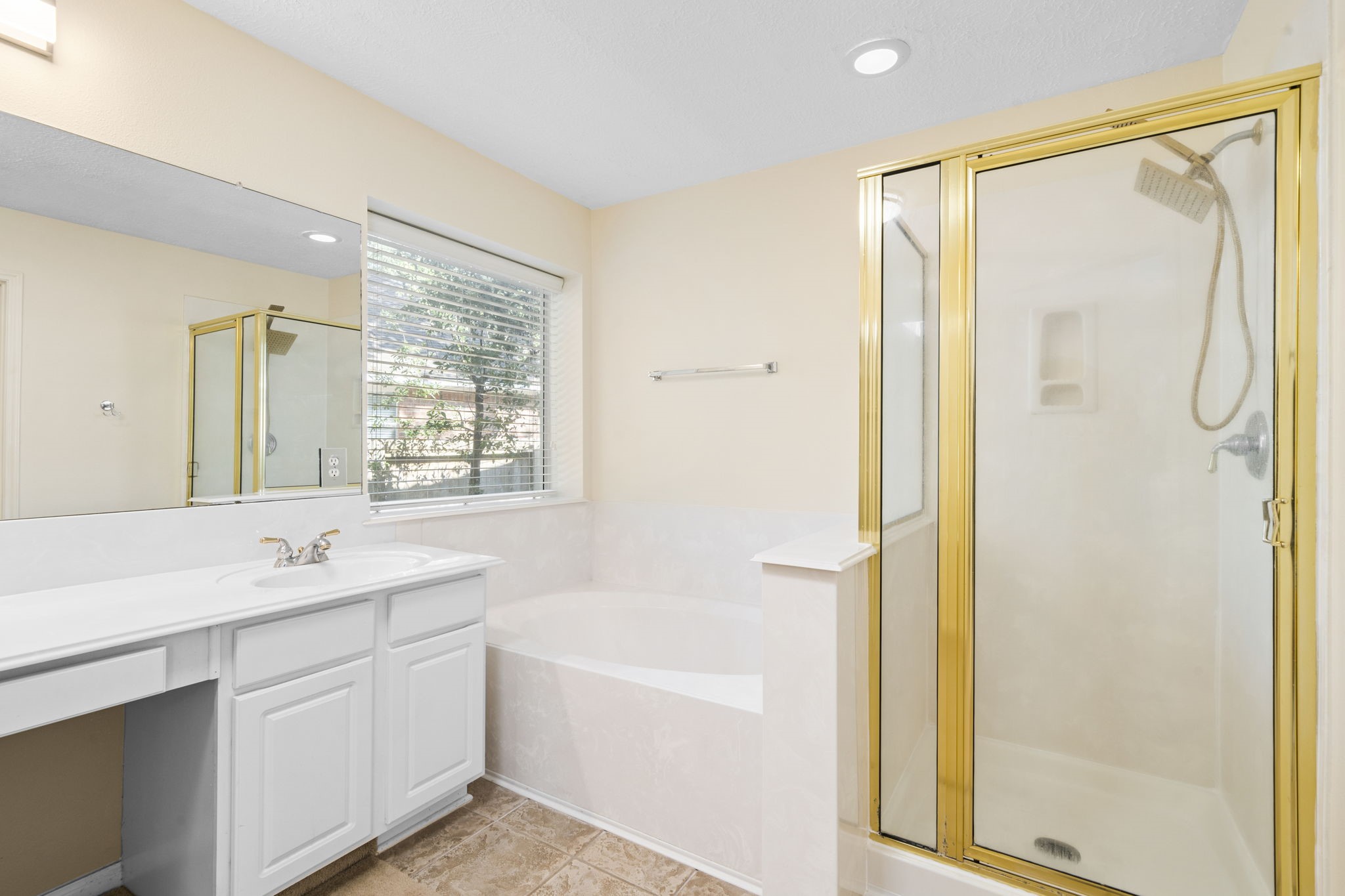 En-suite primary bathroom with double sinks, soaking tub, walk in shower, and a massive primary closet! En-suite primary bathroom with double sinks, soaking tub, walk in shower, and a massive primary closet!