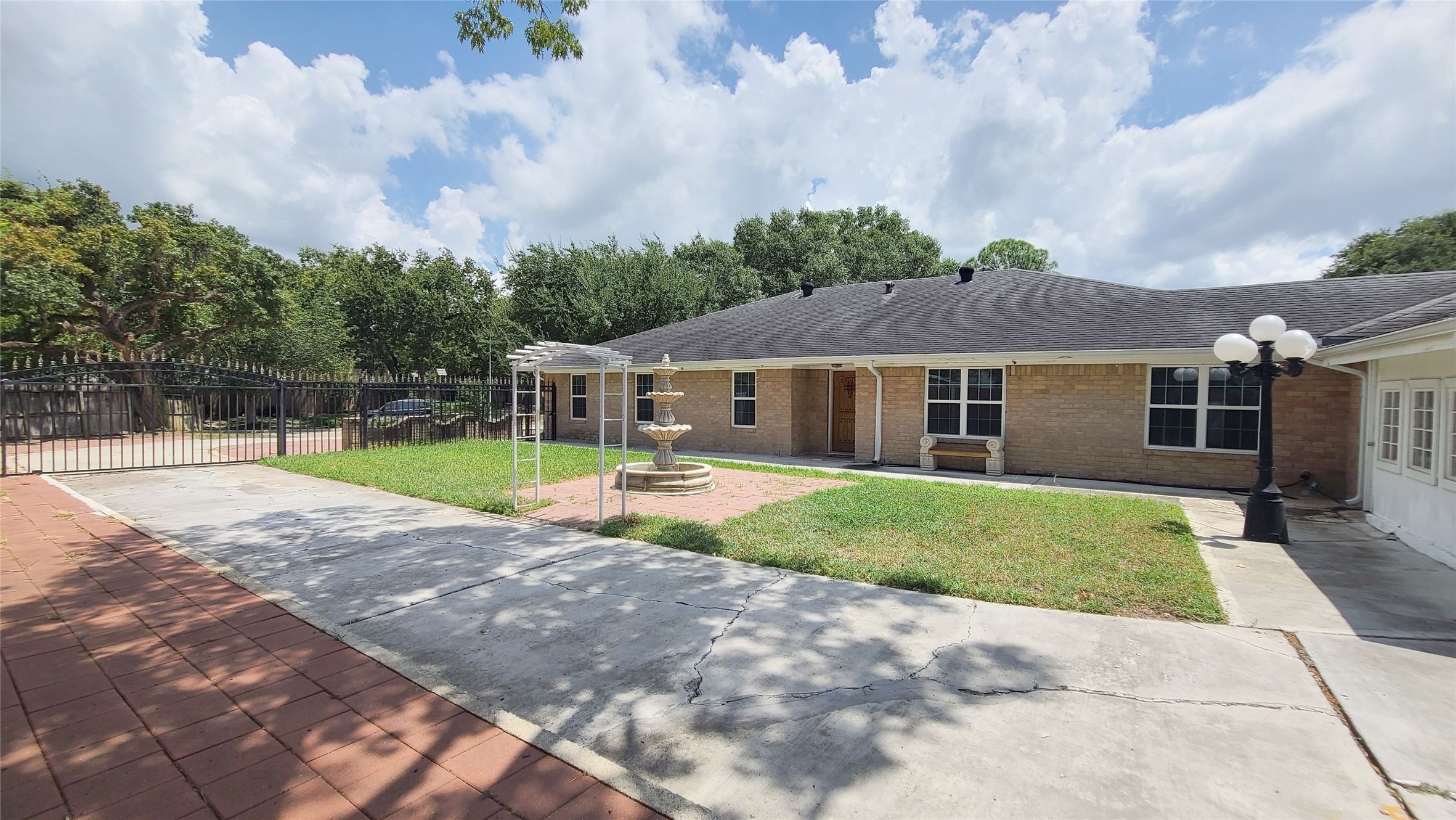 Discover the charm of 902 Ashford Parkway, nestled in Houston's sought-after Energy Corridor, offering convenient access to I-10 and Beltway 8. Discover the charm of 902 Ashford Parkway, nestled in Houston's sought-after Energy Corridor, offering convenient access to I-10 and Beltway 8.