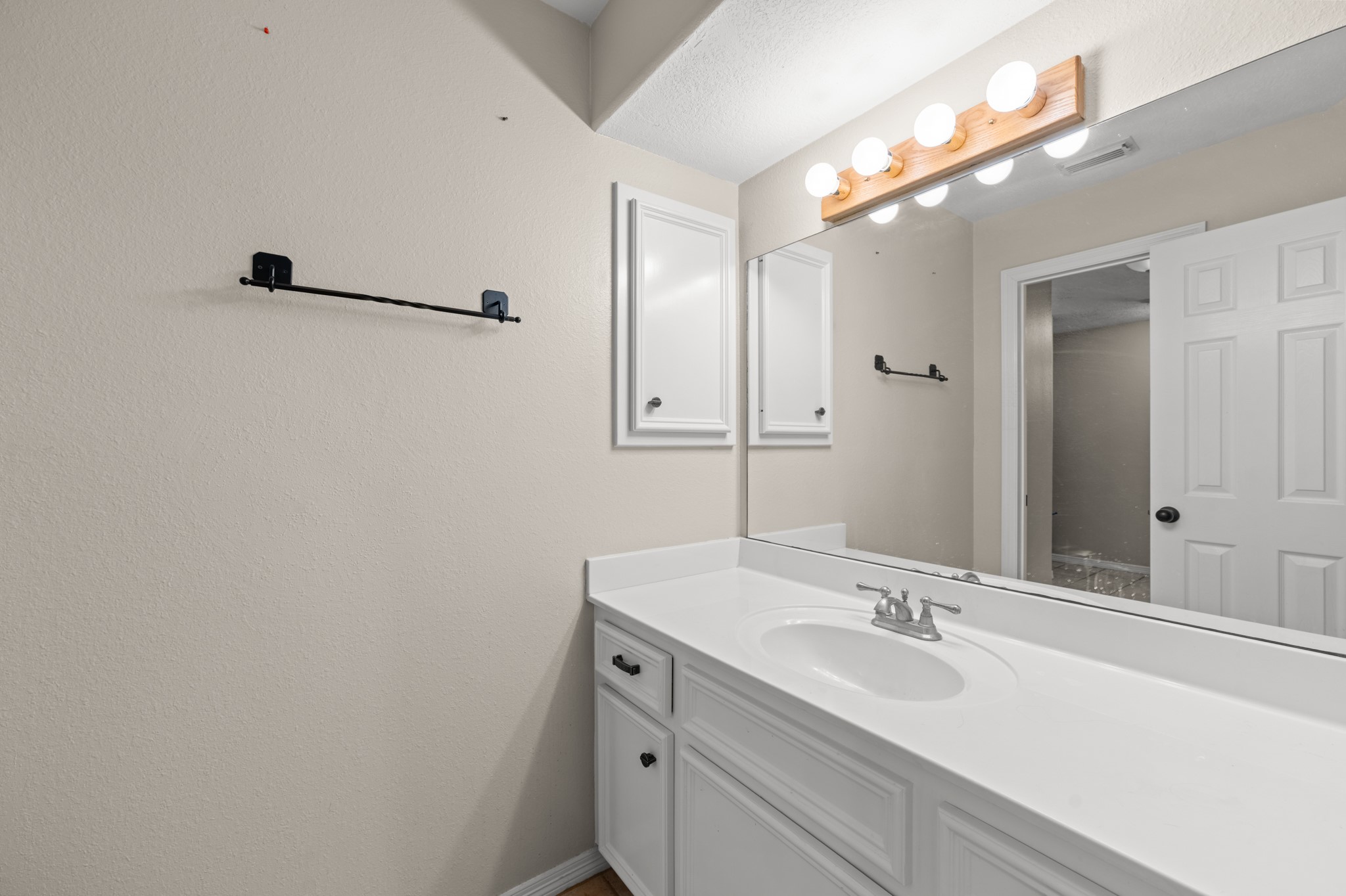 light bright and nuetral 3rd bathroom