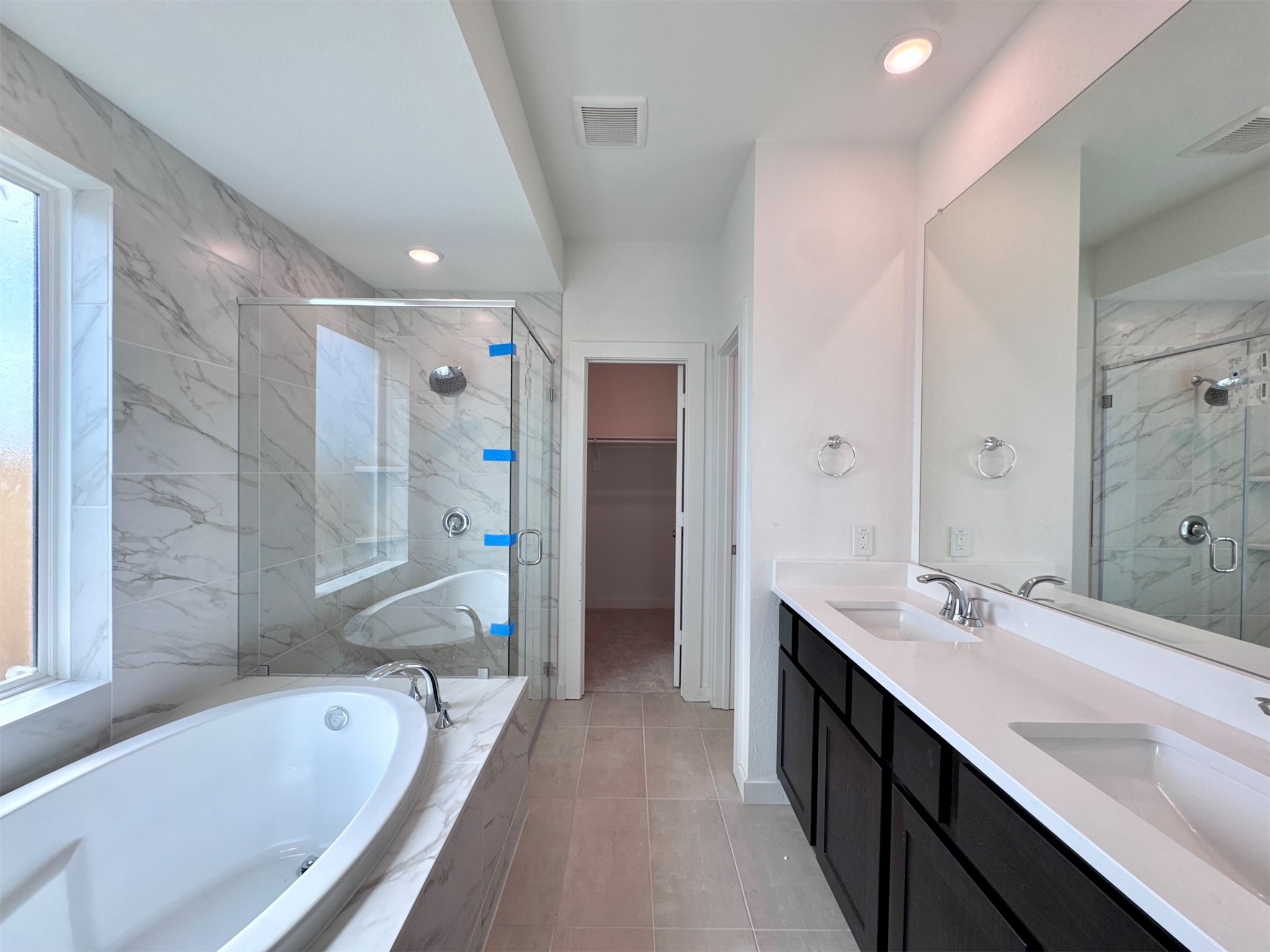 A functional drop in tub, so you can actually wiggle around and have comfortable space for your wine or ipad!
