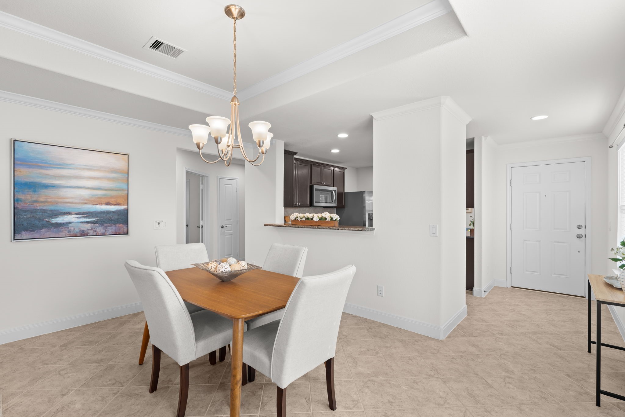 Tray ceiling w/crown molding adds architectural charm to gathering rm!