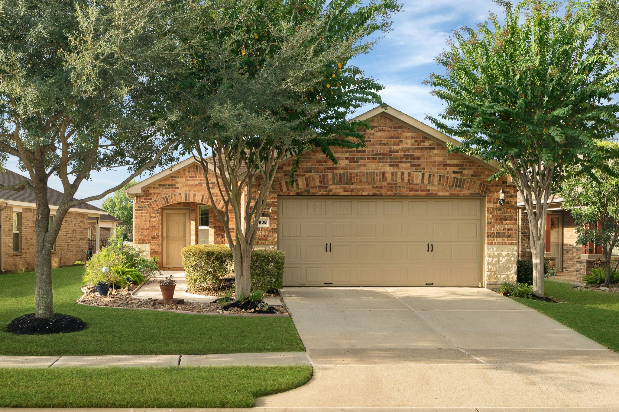 Welcome home! Charming Gray Myst offers 3BR/2BA & easy single-story living! Mere stroll to Del Webb Lakehouse  activities, friendships & fun are close to home!
