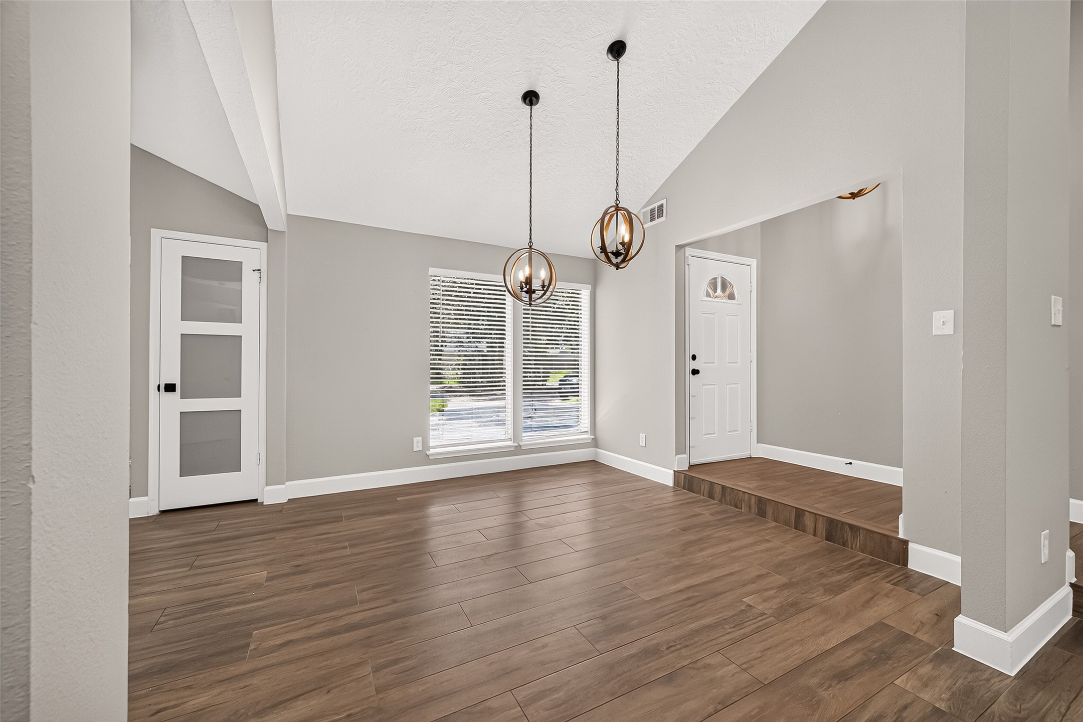 8 N Brook Pebble Court, The Woodlands, TX 77380