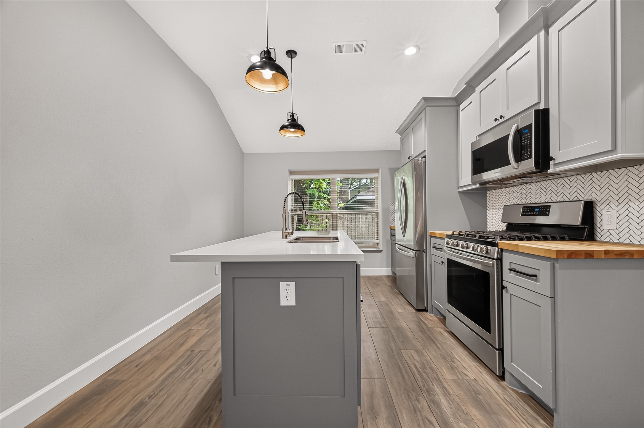 8 N Brook Pebble Court, The Woodlands, TX 77380
