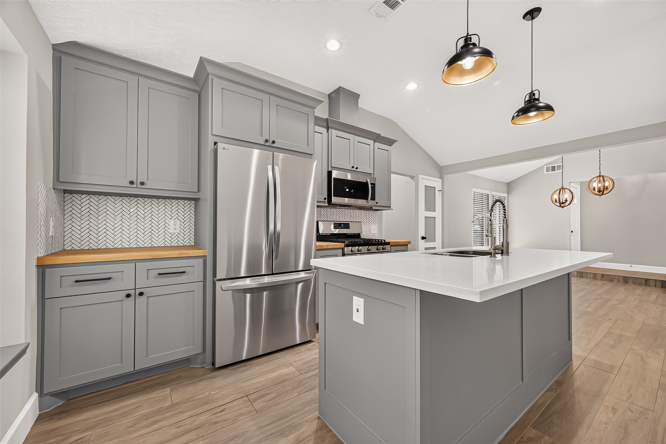8 N Brook Pebble Court, The Woodlands, TX 77380