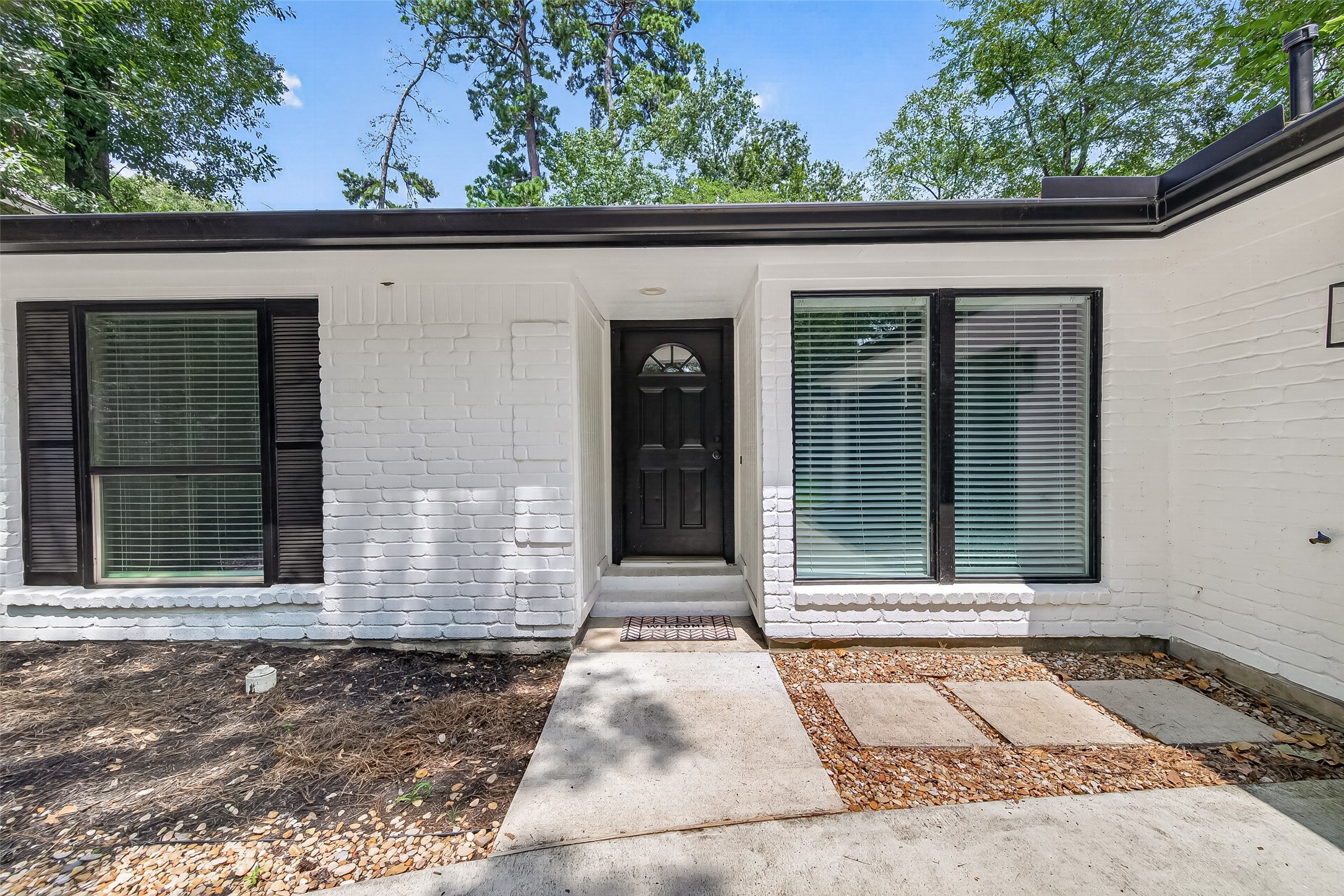 8 N Brook Pebble Court, The Woodlands, TX 77380
