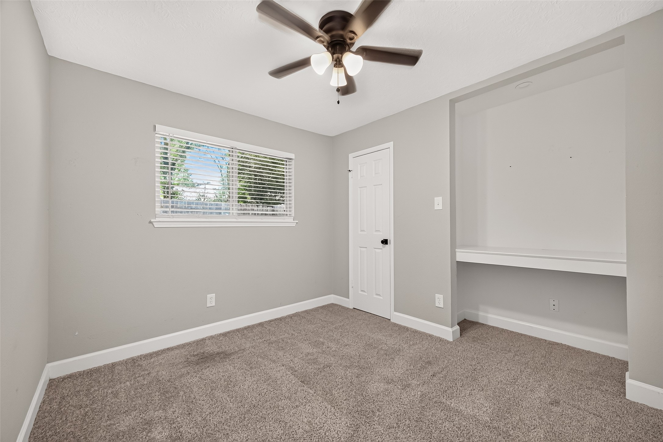 8 N Brook Pebble Court, The Woodlands, TX 77380
