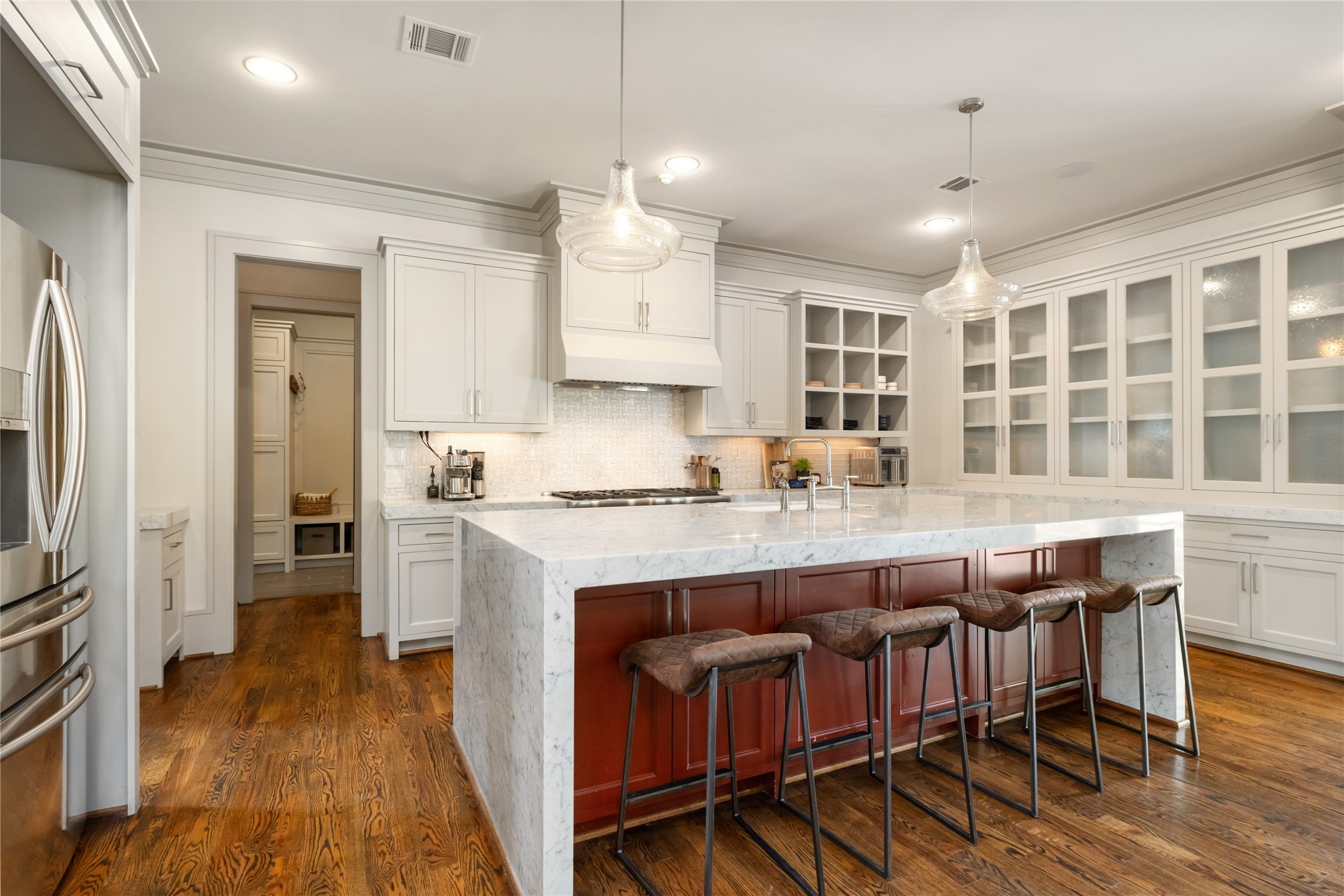 Enjoy entertaining in this beautiful kitchen