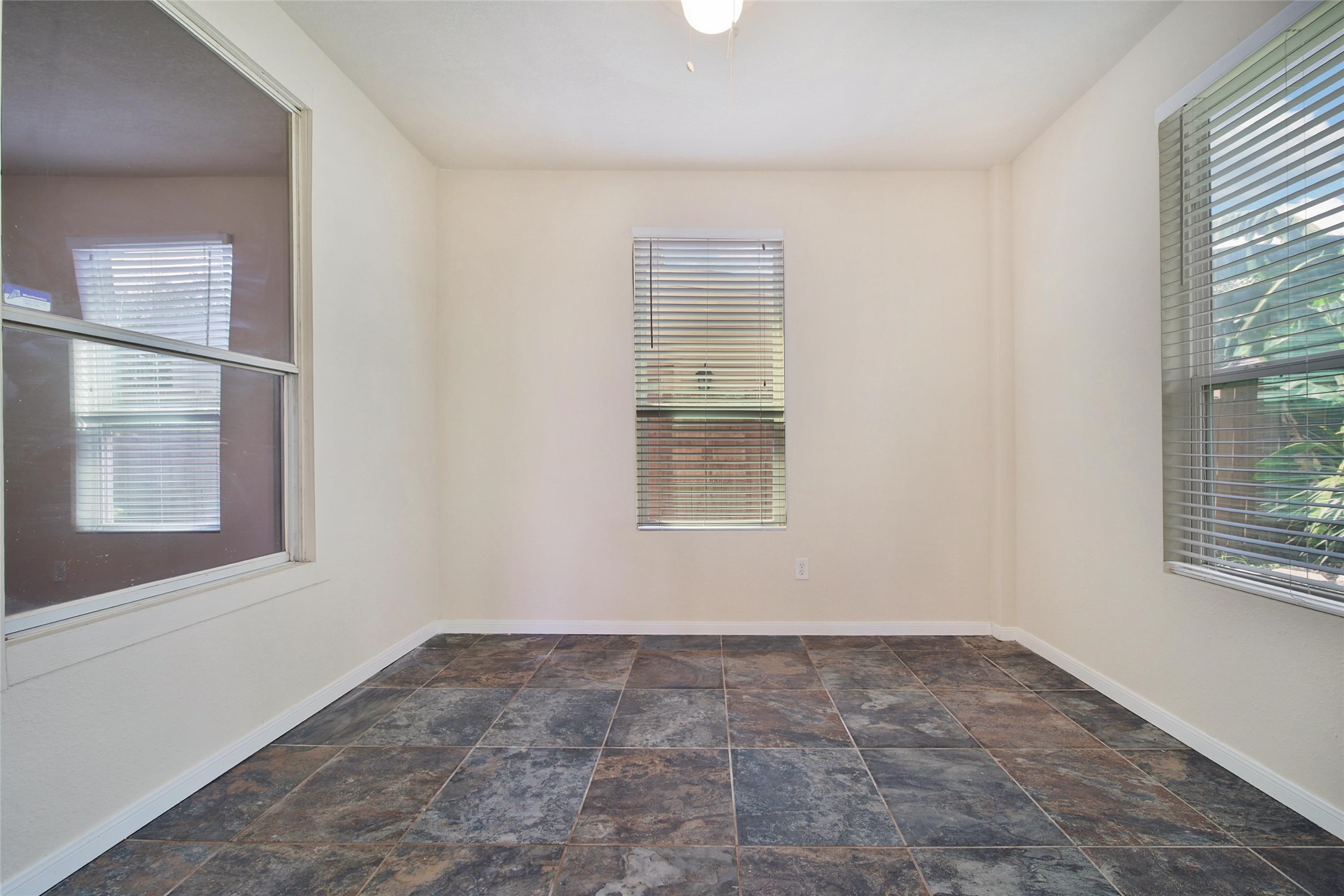Extra room for office, gym or dog room