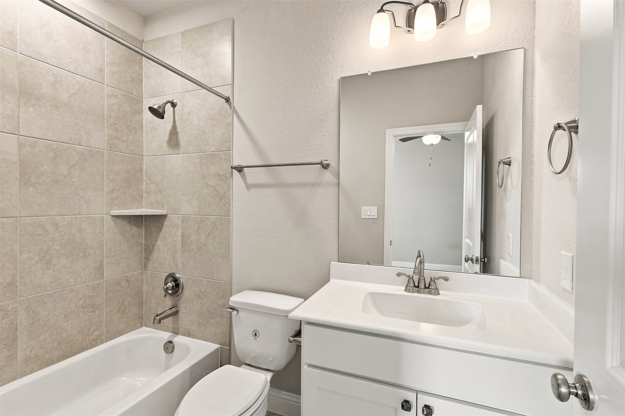 Main level 2nd bedroom en-suite bathroom.