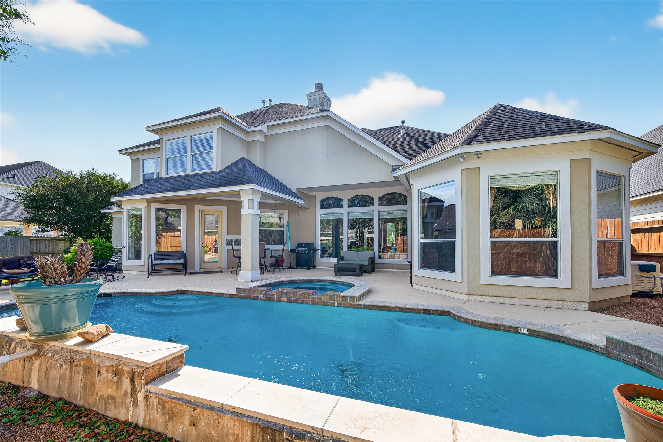 Gorgeous pool and hot tub!