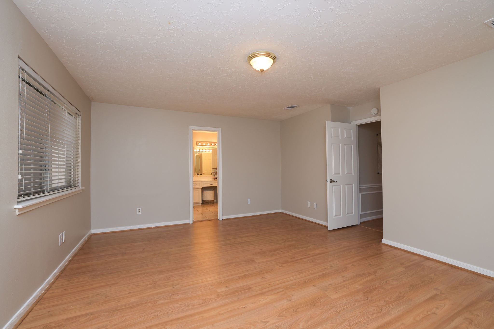 Bright and versatile space perfect for guests, teens, or a home office.