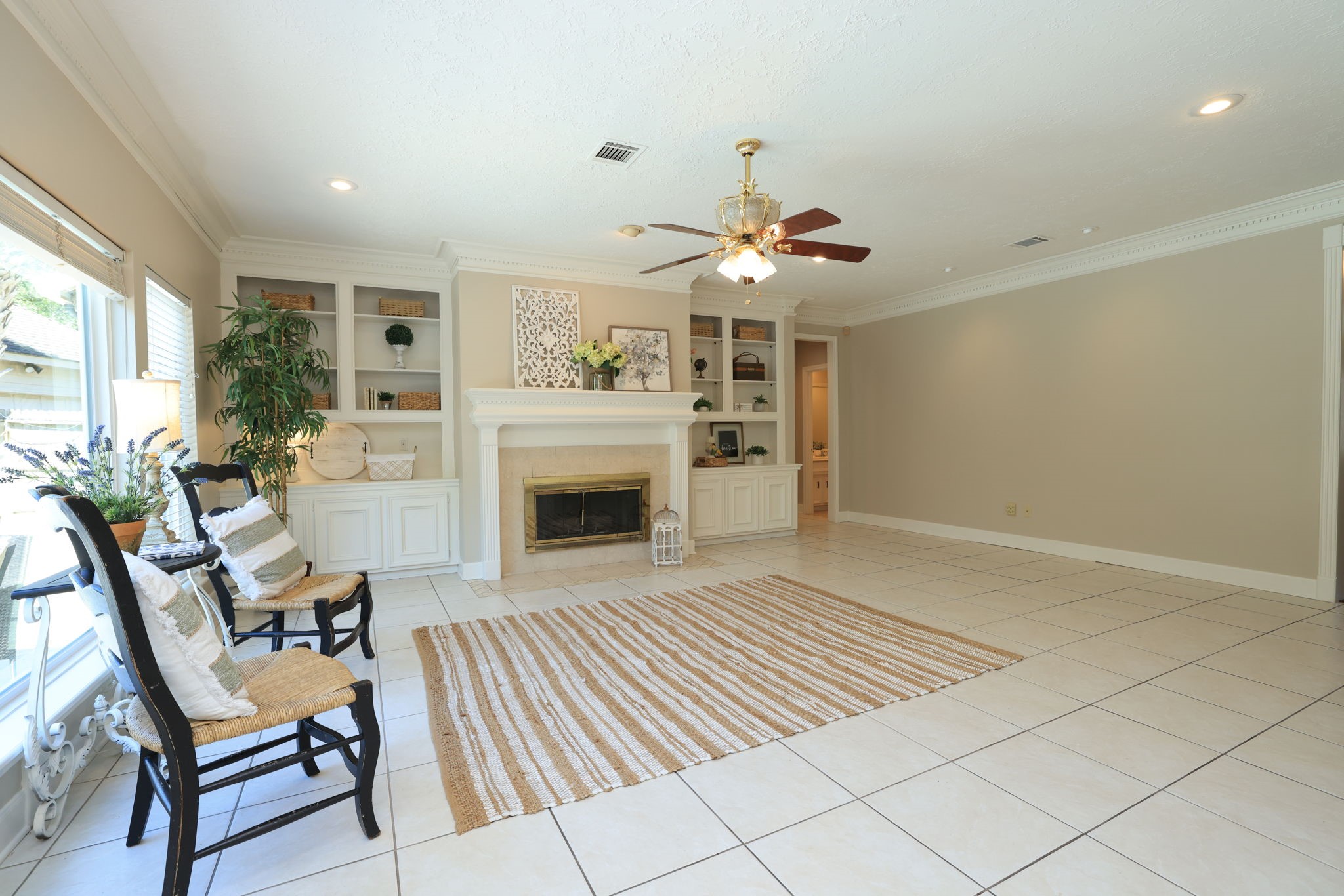 Expansive layout ideal for gatherings, offering easy flow to the breakfast area and kitchen.