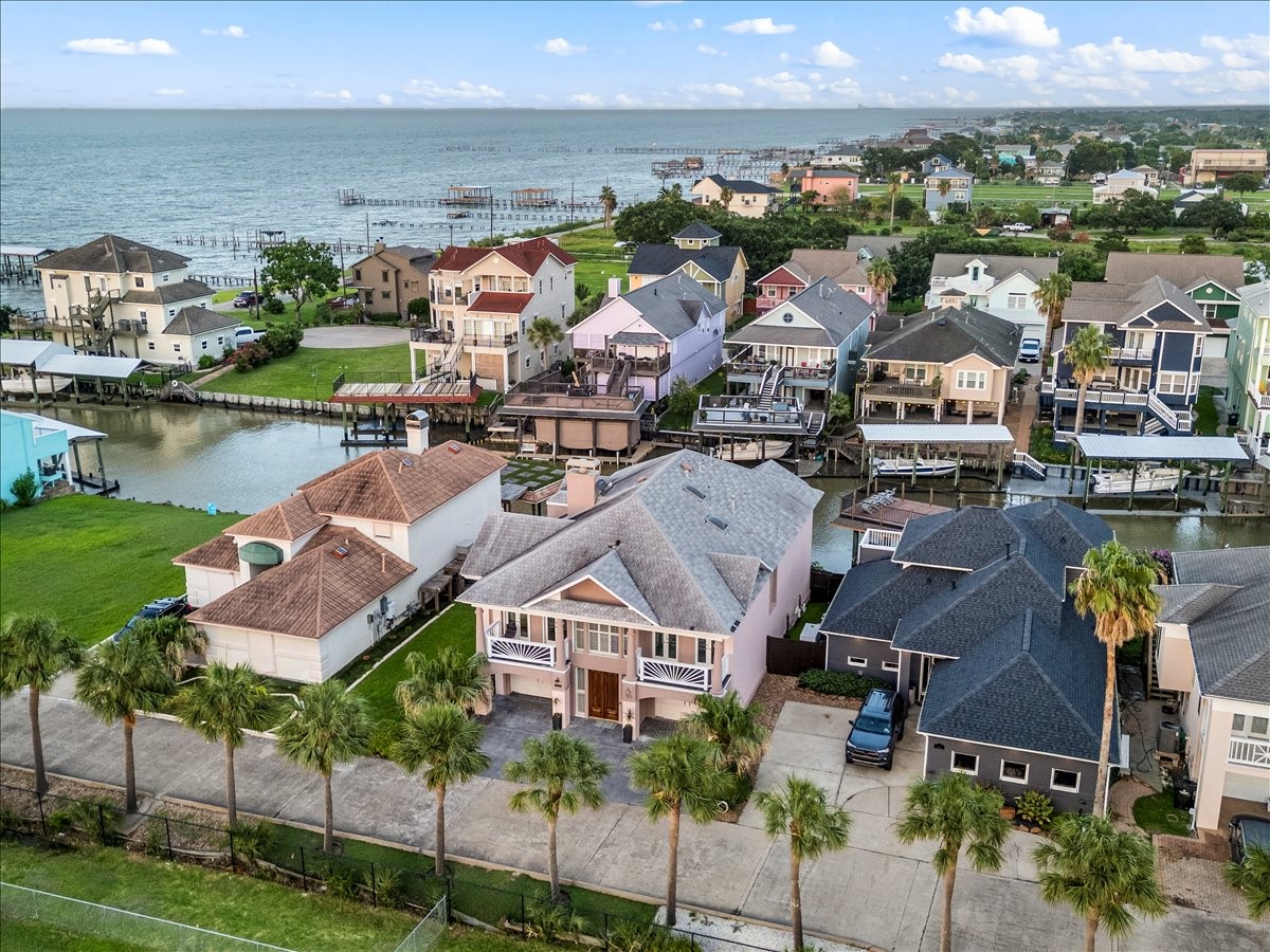 AERIAL VIEW HIGHLIGHTS THE QUICK ACCESS TO GALVESTON BAY.