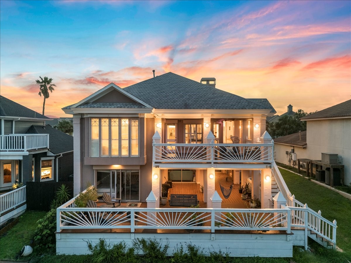 VIEW OF OVER 1,500 SQ FT OF OUTDOOR WATERFRONT ENTERTAINING SPACES.