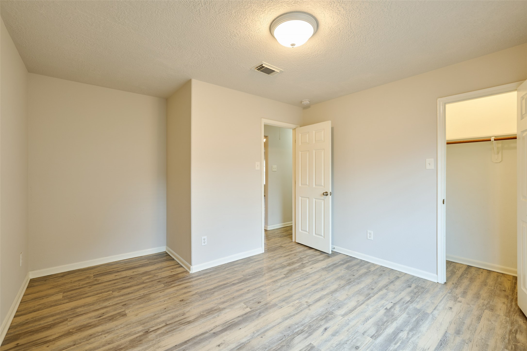 Secondary bedroom.