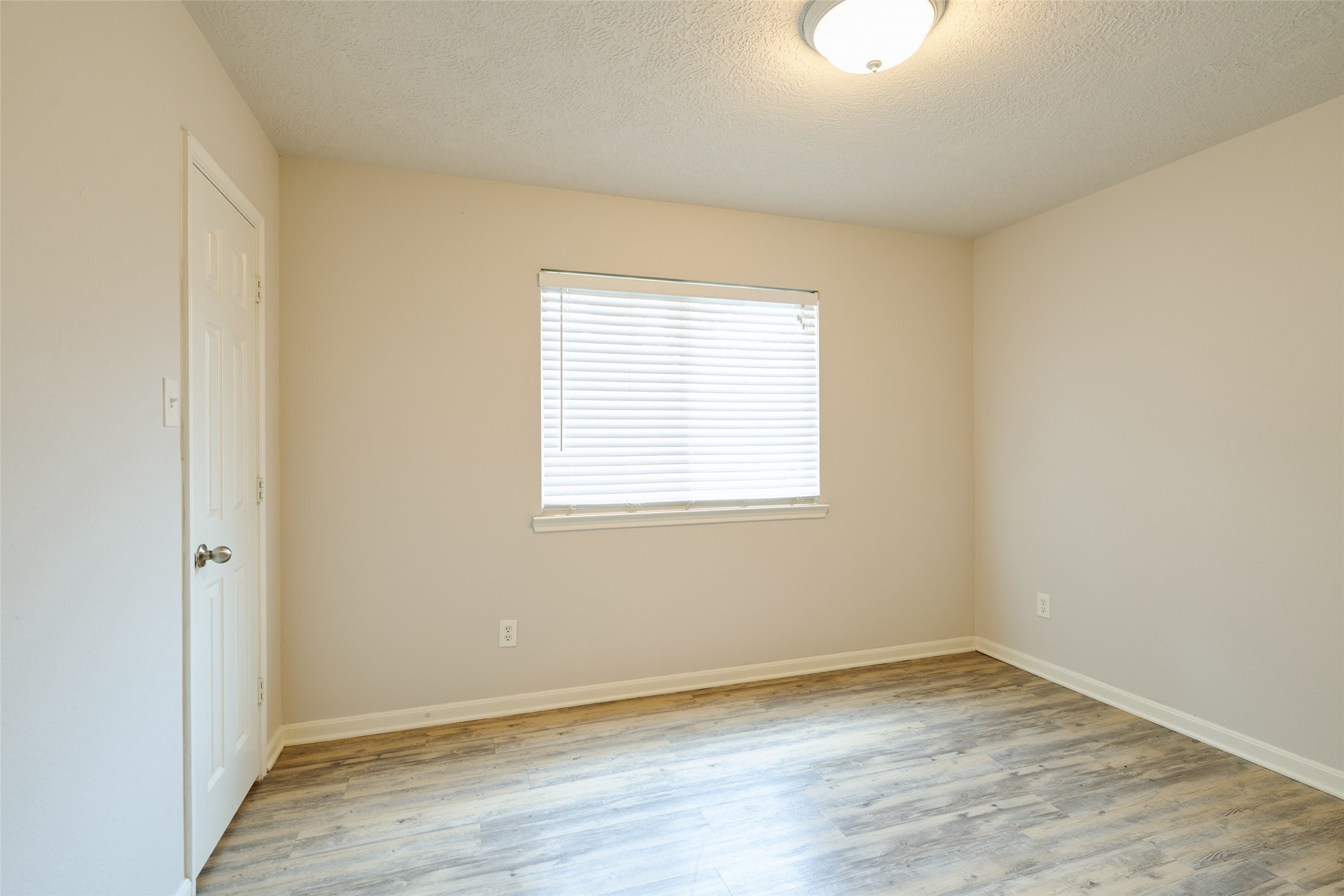Secondary bedroom.