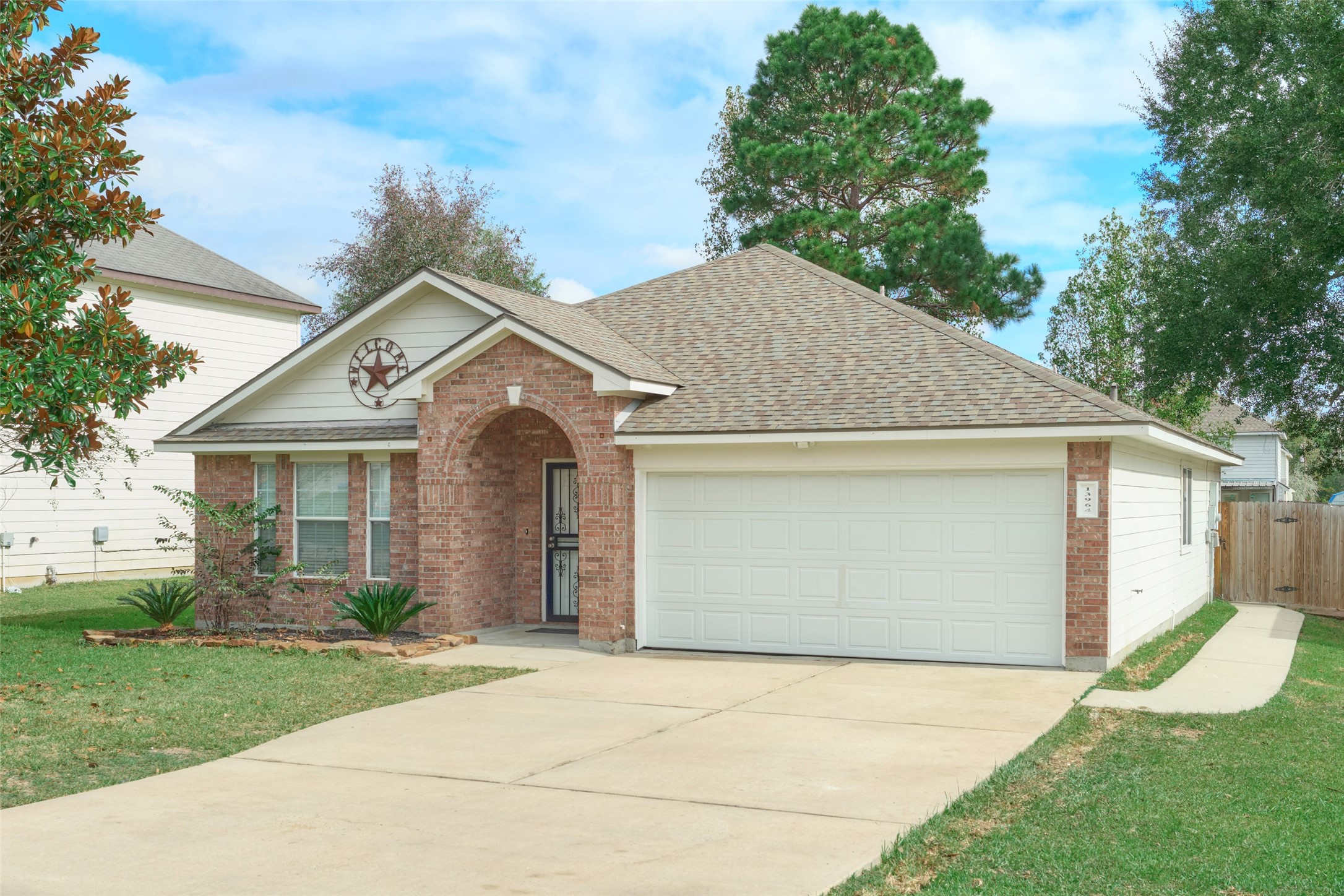 Double wide driveway with plenty of parking Double wide driveway with plenty of parking