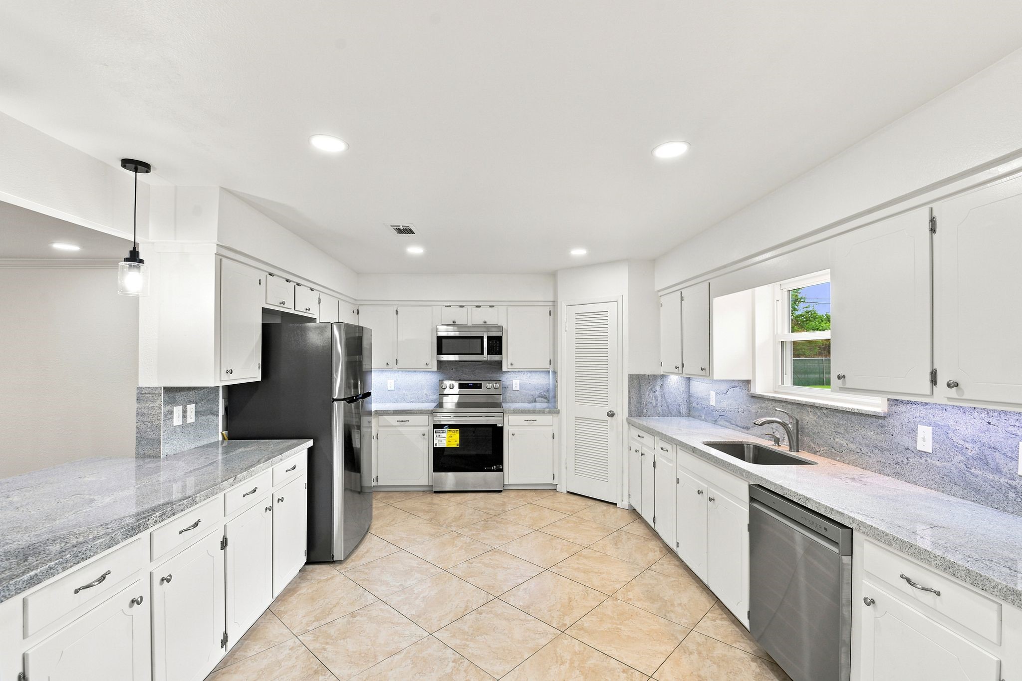 12211 3rd Street, Santa Fe, TX 77510