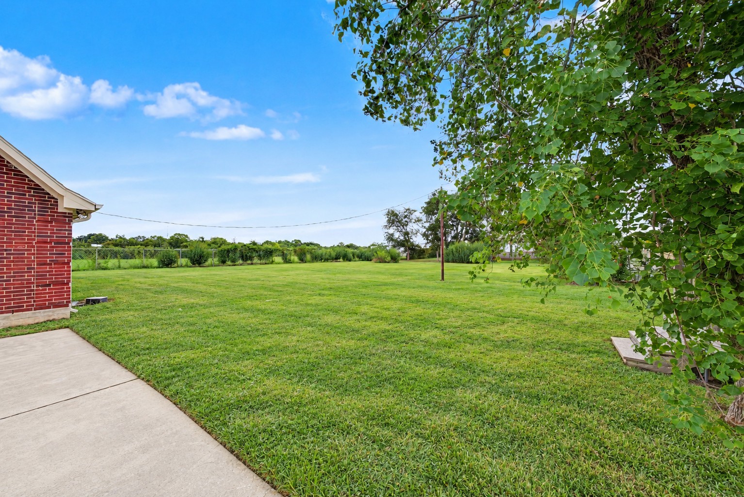 1411 1/2 Guadalupe ST, Stafford, TX 77477