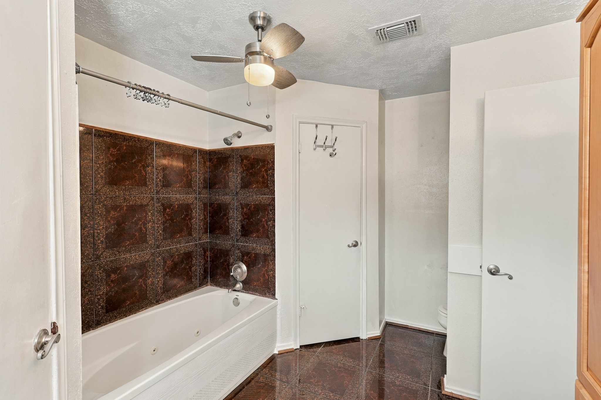 2202 W Greens Road, Houston, TX 77067