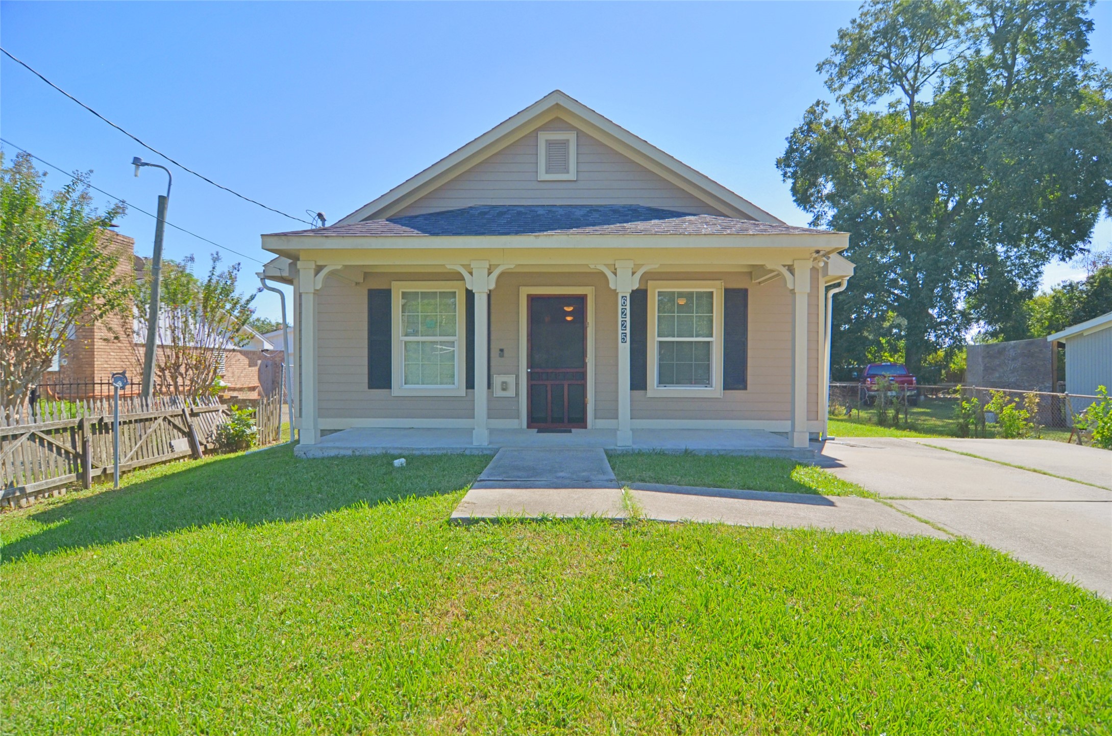 6225 Dickson Avenue, Texas City, TX 77591