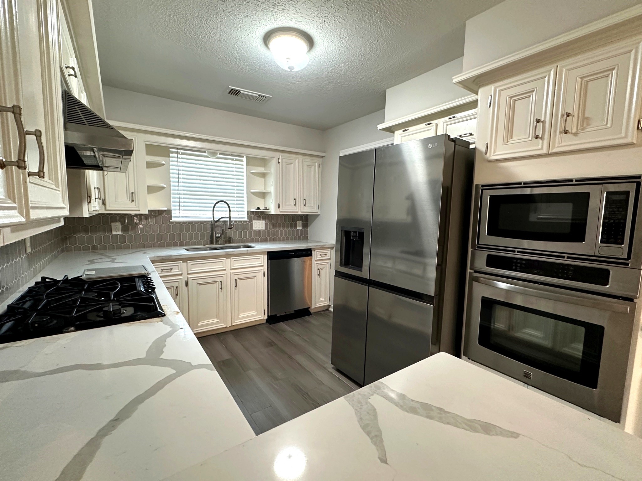 Quartz counters and stainless steel appliances!
