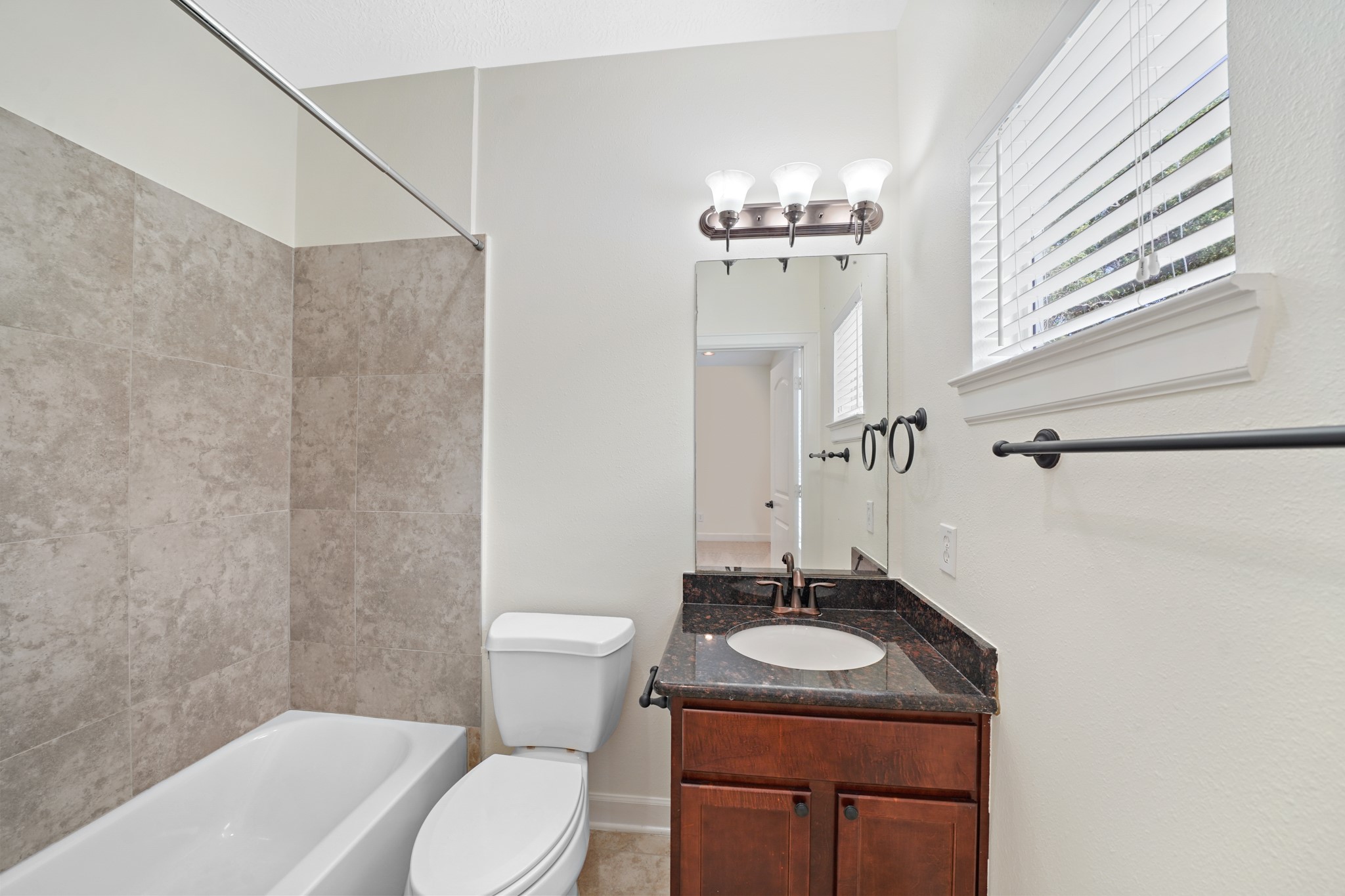 Secondary bathroom with a shower/tub combo.
