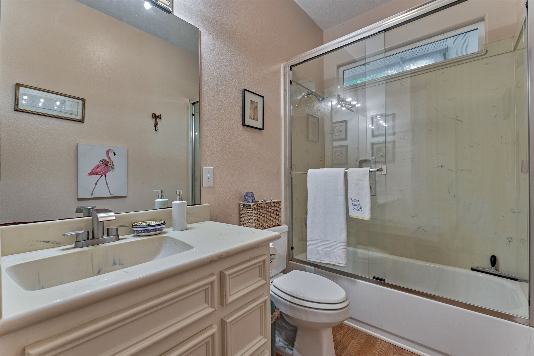 Secondary bathroom with tub/shower combo