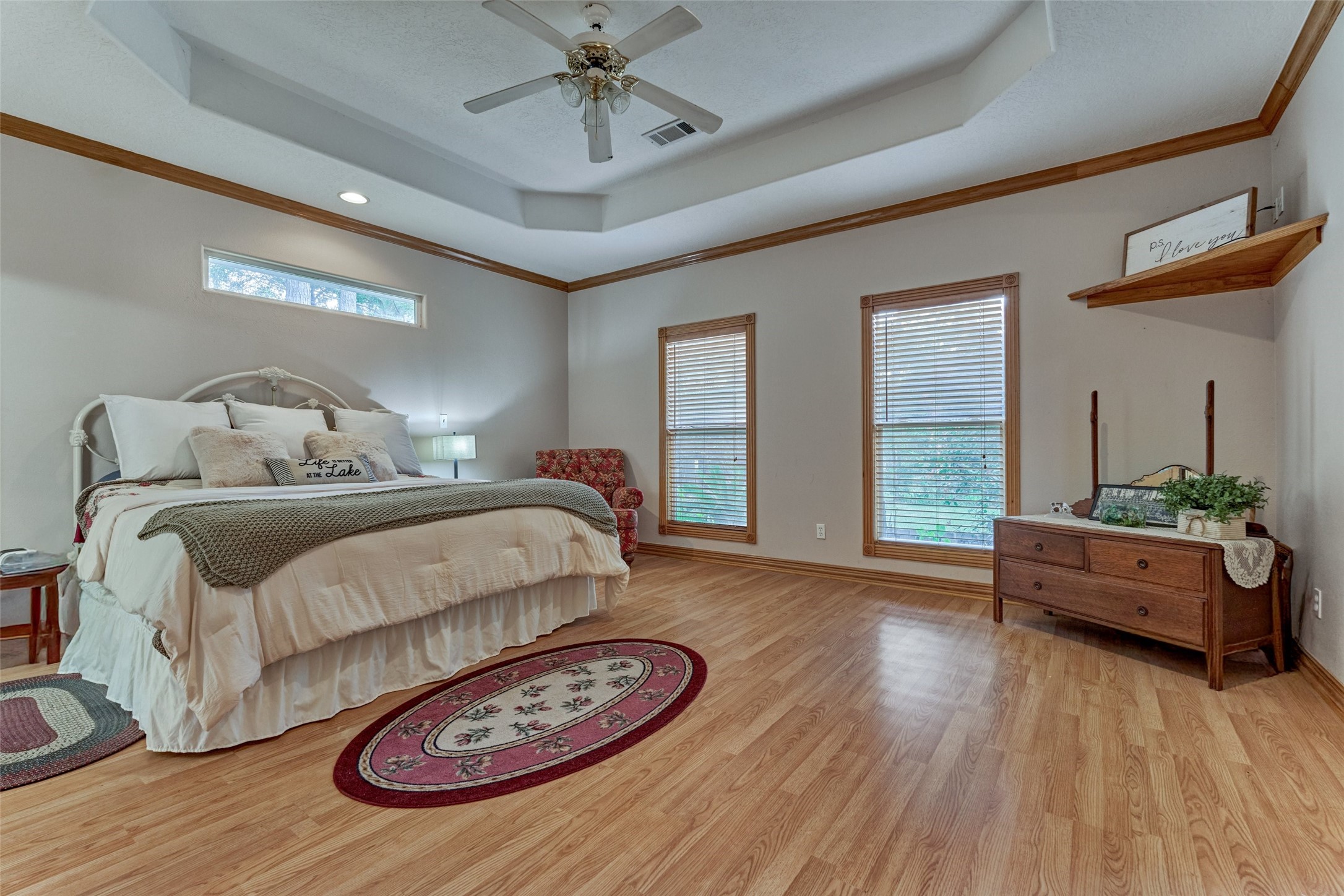 Large open owner's suite with walk-in close and en-suite bathroom