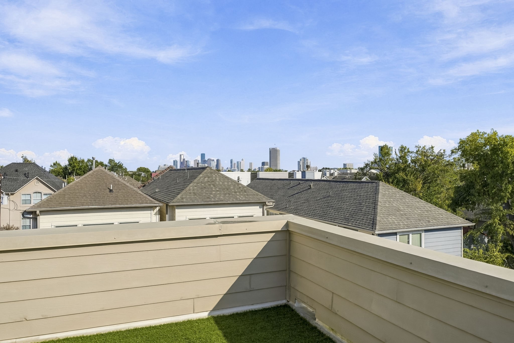 Enjoy the best of Houstons urban lifestyle, with convenient access to Downtown, an exciting selection of nearby dining, shopping and entertainment, and a spectacular private rooftop terrace showcasing panoramic 180-degree views of the Downtown skyline. A distinctive residence where sophisticated city living meets the comfort of your own private escape.