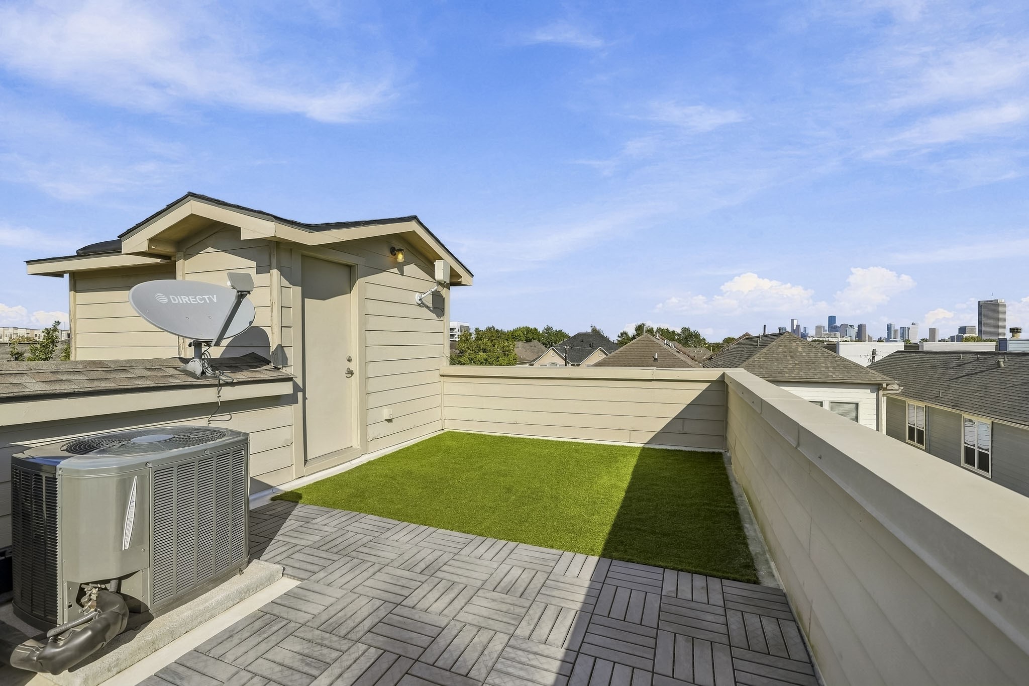 Take in spectacular views of the Houston skyline from your private rooftop terrace, featuring low-maintenance artificial turf for year-round enjoyment. This exceptional outdoor space offers a stunning vantage point for relaxing or entertaining against the backdrop of Houstons illuminated skyline.