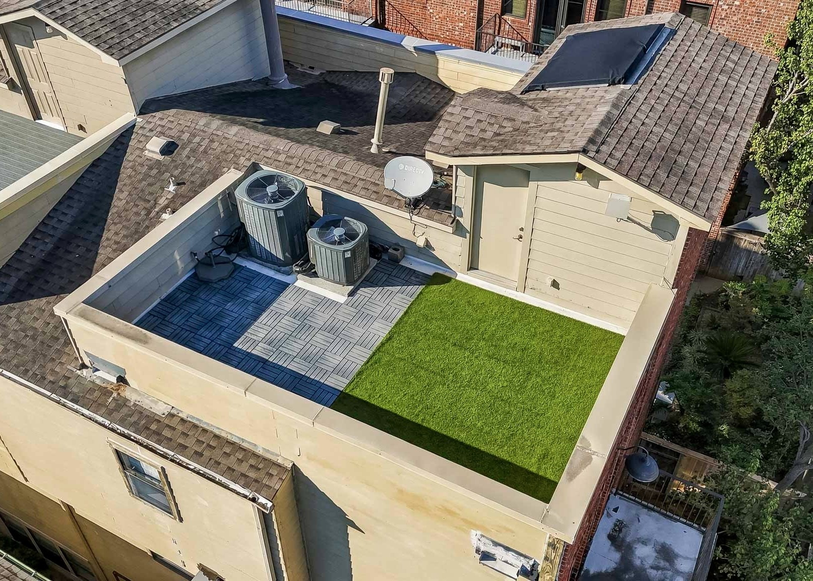 Ascend to the fourth-floor rooftop terrace, an exceptional outdoor retreat showcasing breathtaking 180-degree views of the Downtown Houston skyline. Enjoy spectacular sunsets, entertain beneath the stars, or simply take in the panoramic city views from this elevated setting.