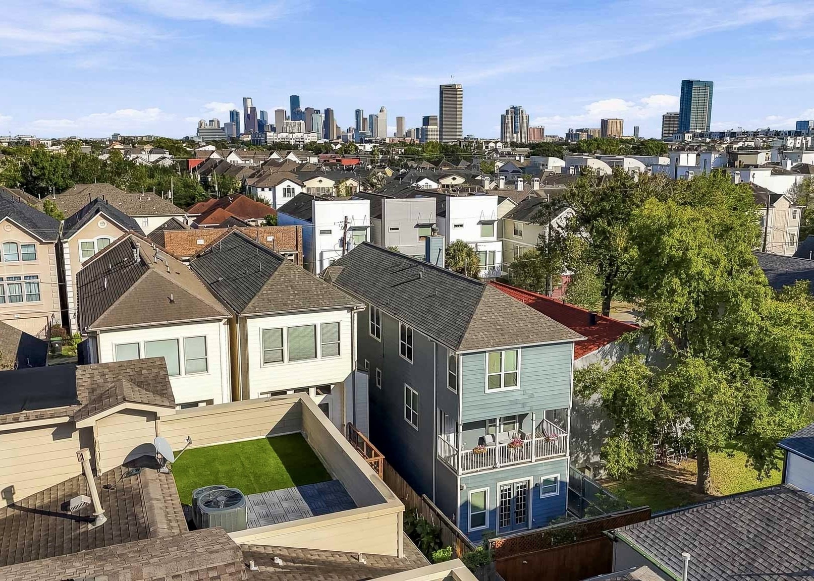 Spectacular panoramic views of the Downtown Houston skyline provide a breathtaking backdrop from the rooftop terrace, where glowing sunsets and shimmering city lights create an extraordinary setting for evenings above the city.