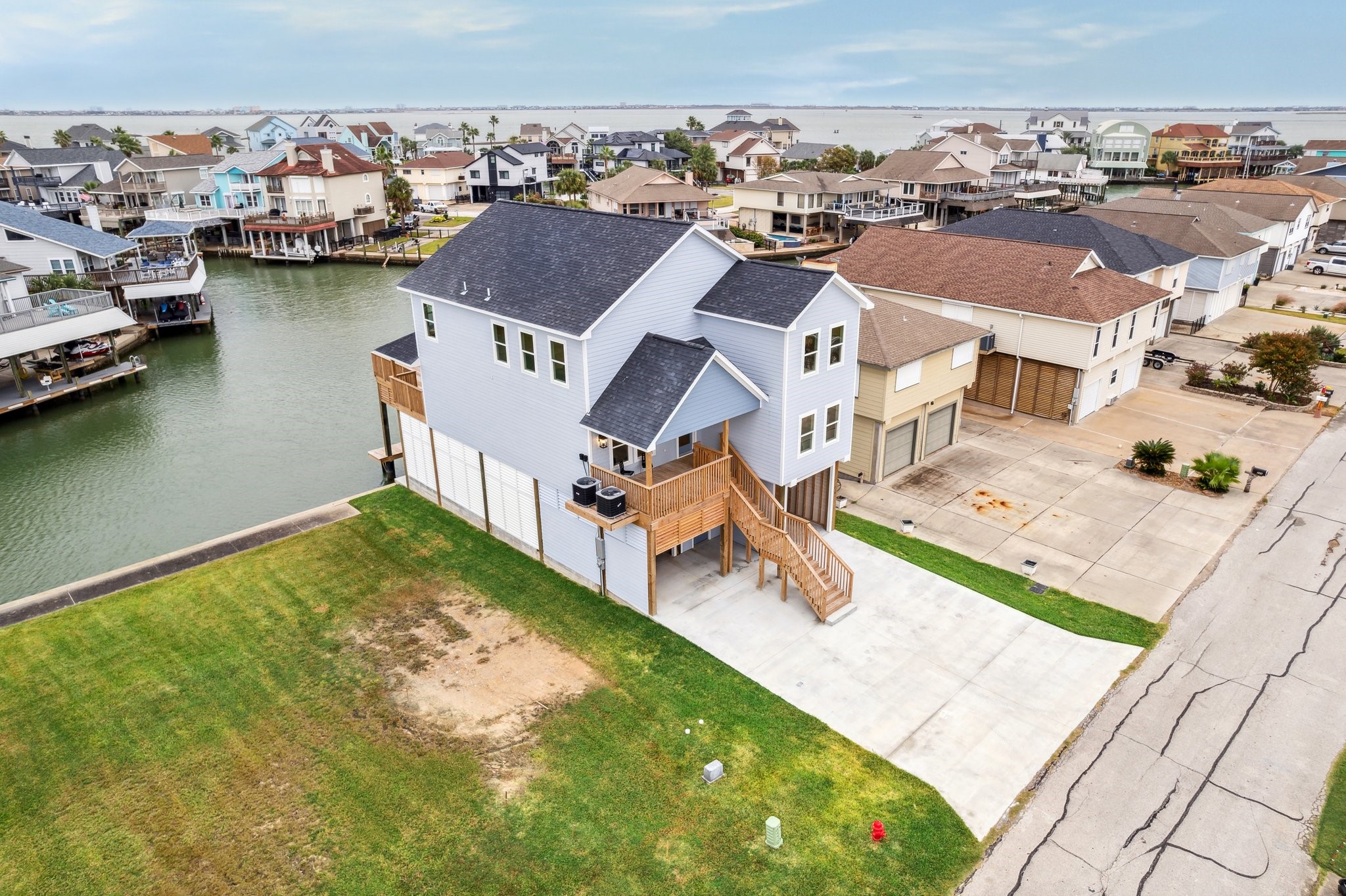 230 Bora Bora Drive, Tiki Island, TX 77554