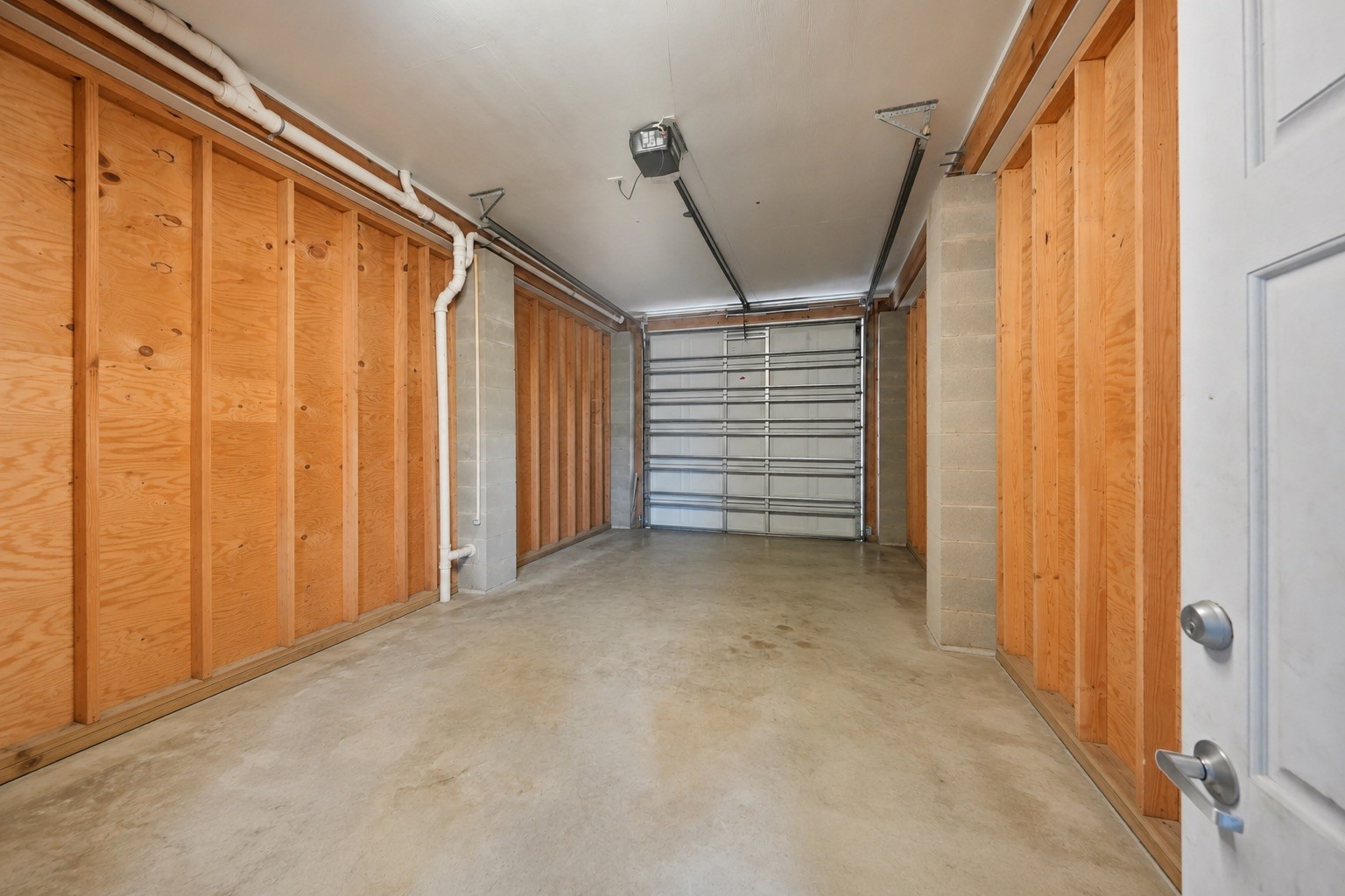 HUGE Garage, 2 average sized cars can fit tandem