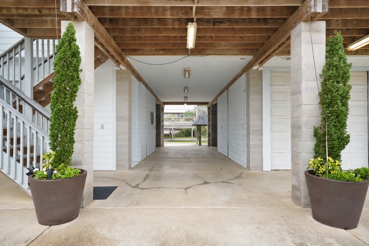 This huge covered open area under the home is Ideal for RV/Boat stoarge or as a large outdoor entertainment area