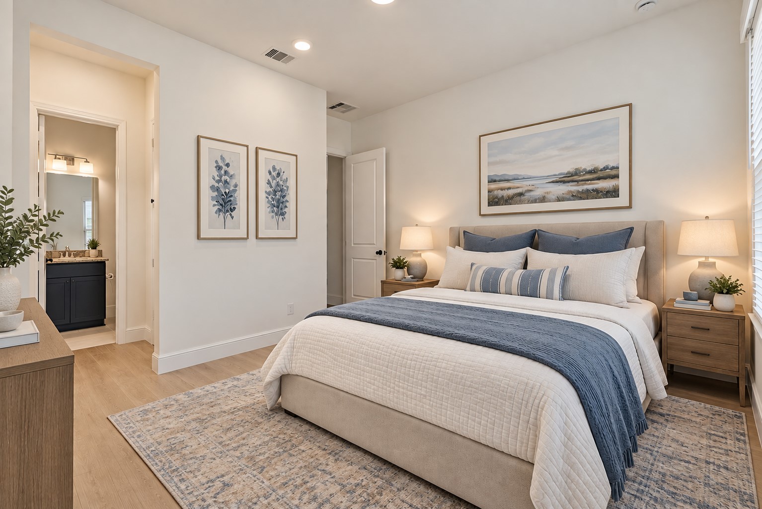 Second downstairs bedroom with a private en-suite bath