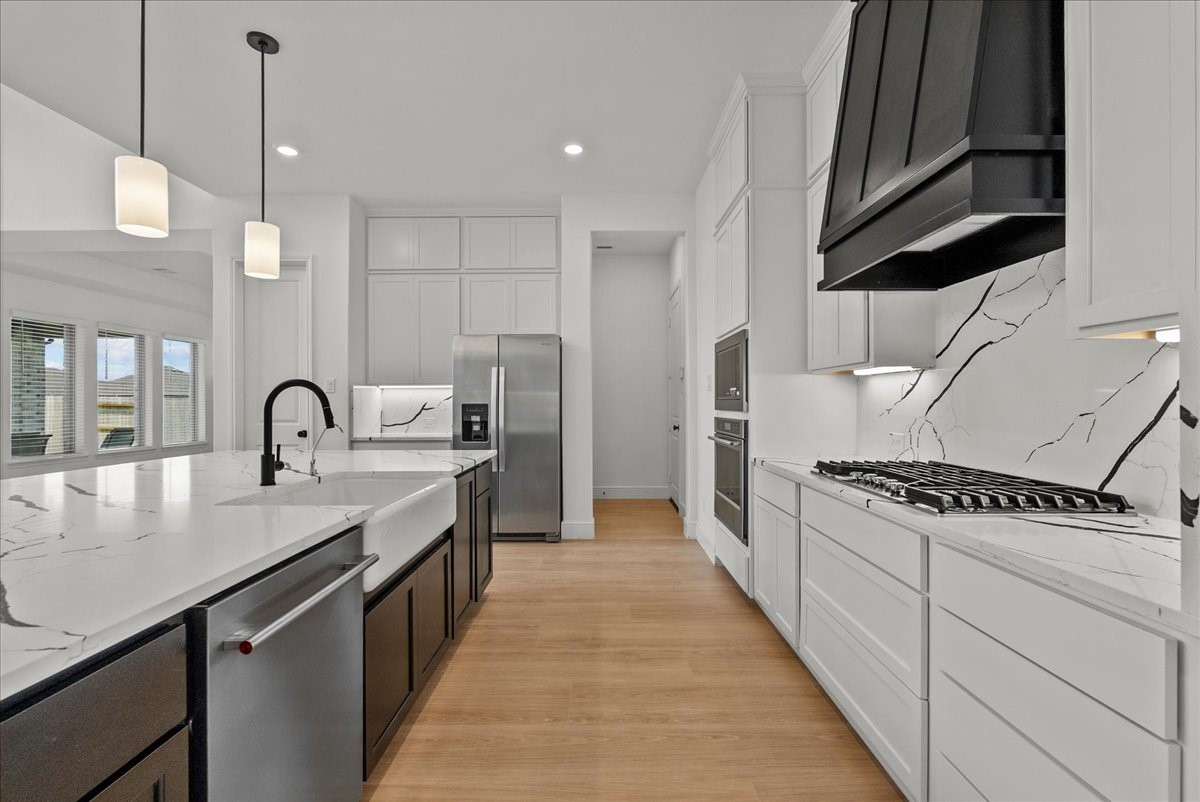 Chefs eat-in island Kitchen features lengthy quartz countertops