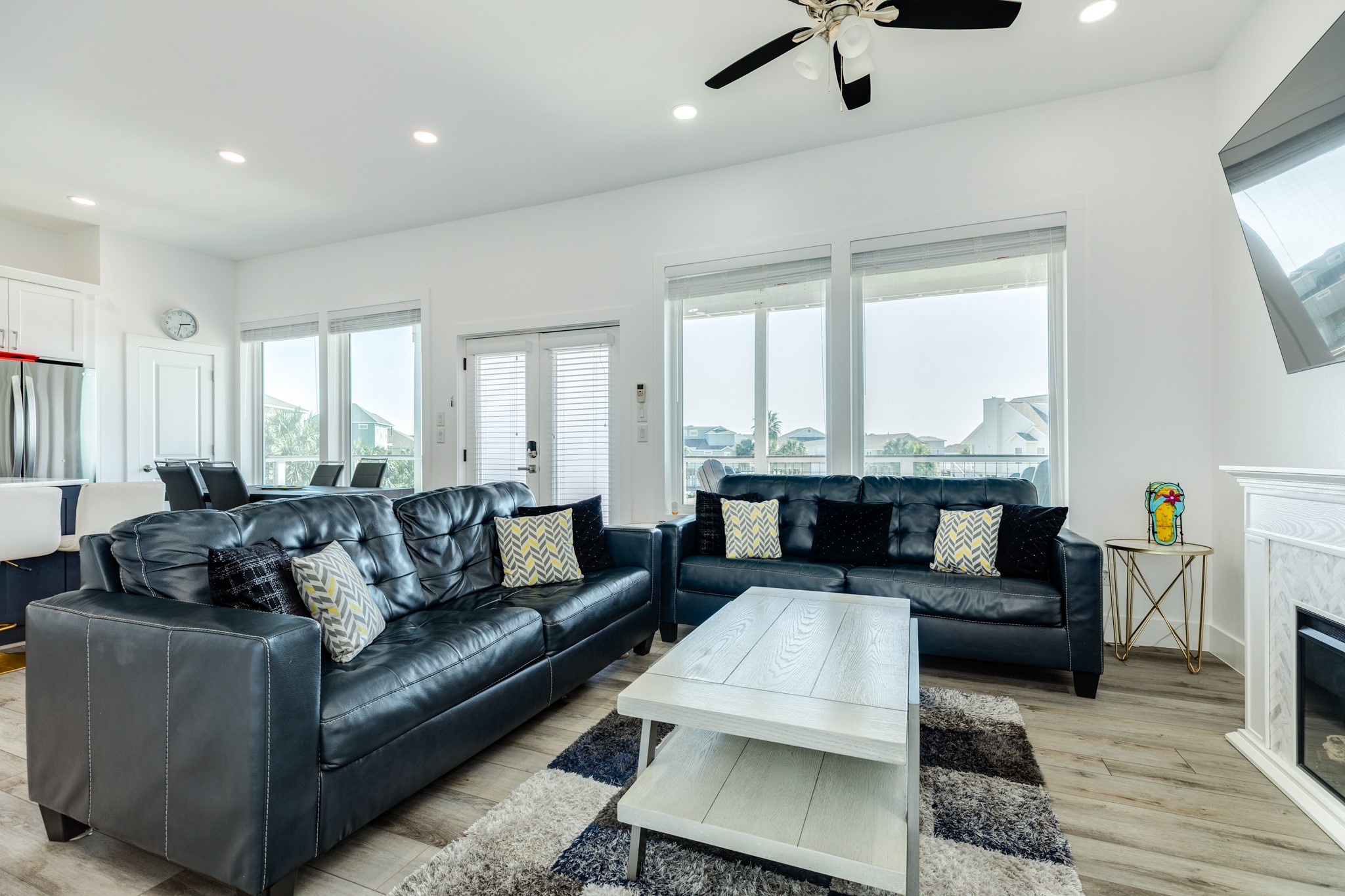 Fixed pane windows & 10' ft ceiling heights provide a nice open feel to the home. Fixed pane windows & 10' ft ceiling heights provide a nice open feel to the home.